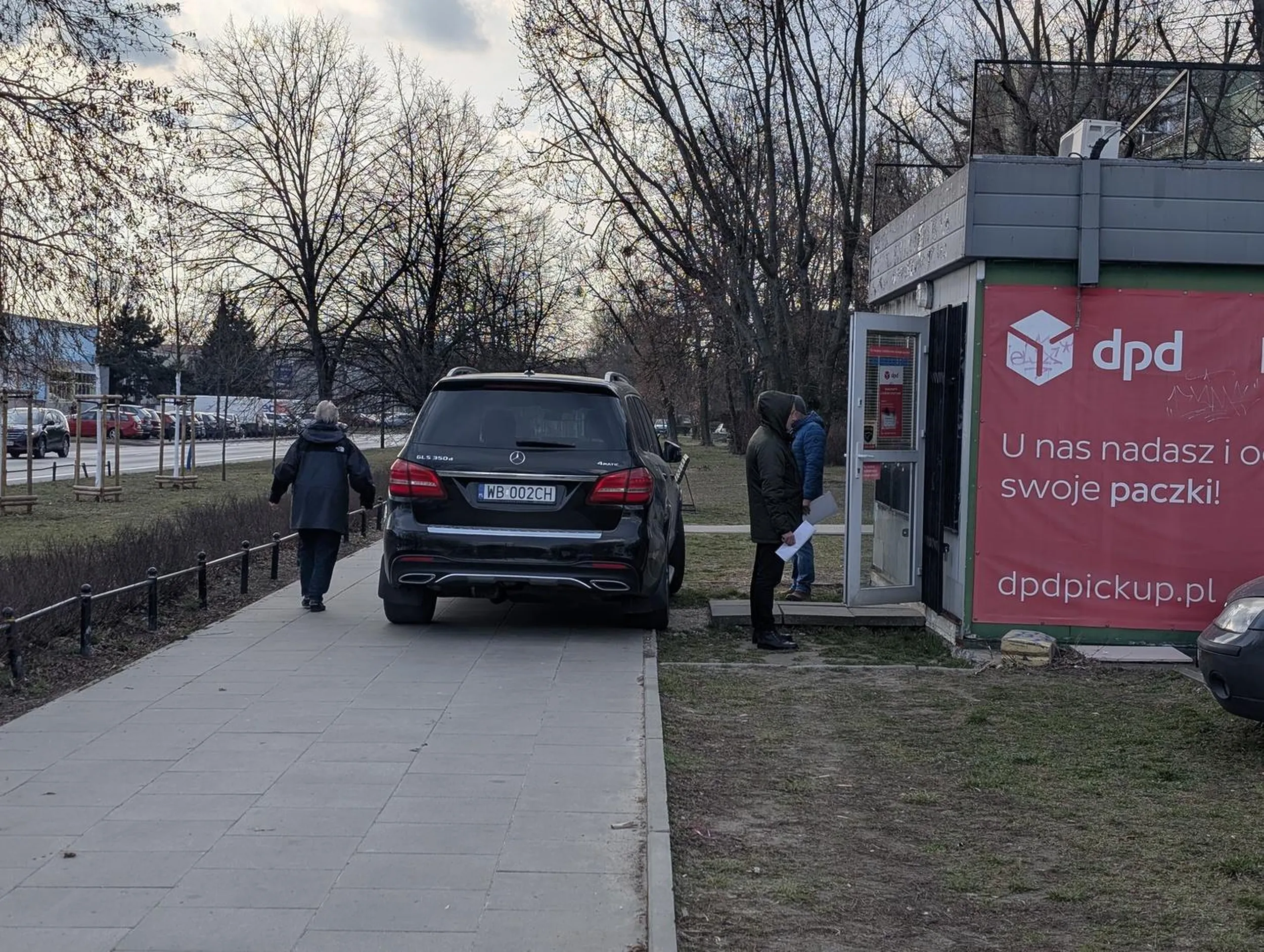 Patologia. Szkoda, że w poprzek jeszcze nie zaparkował.