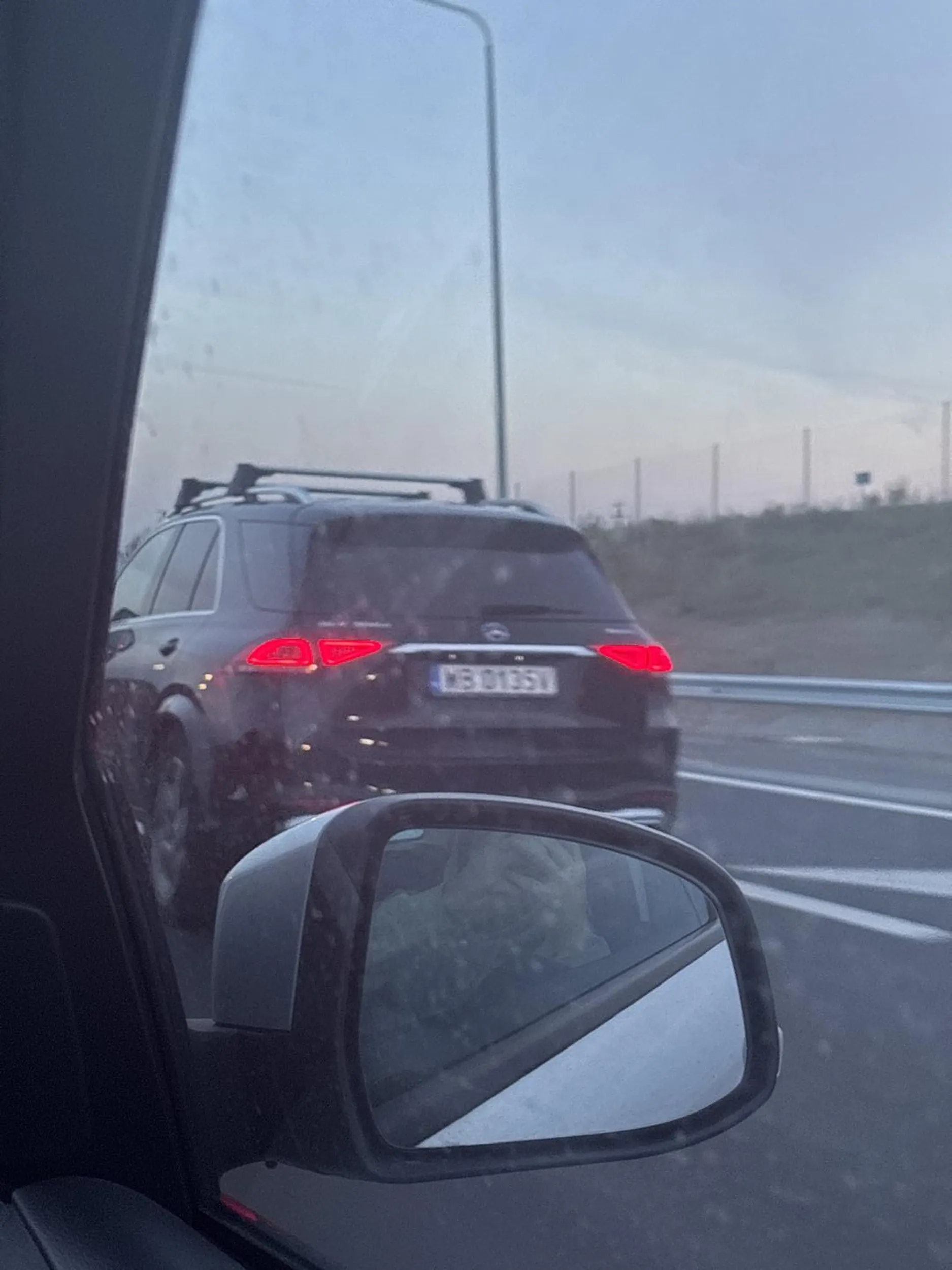 Mercedes suv jeździ środkiem ulicy i nie daje się wyprzedzić