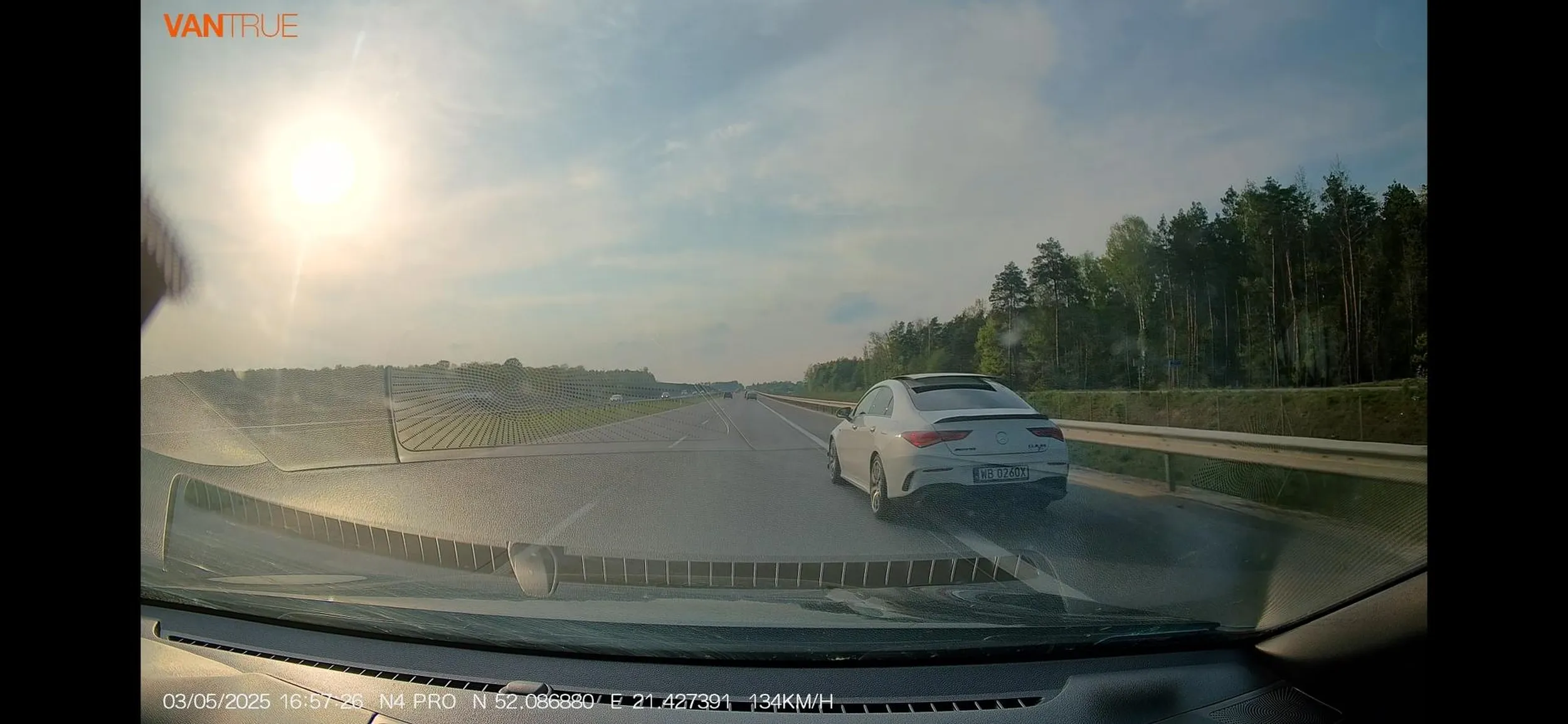 Bandyta - człowiek bez wyobraźni wyprzedzający inne auta na pasie awaryjnym.