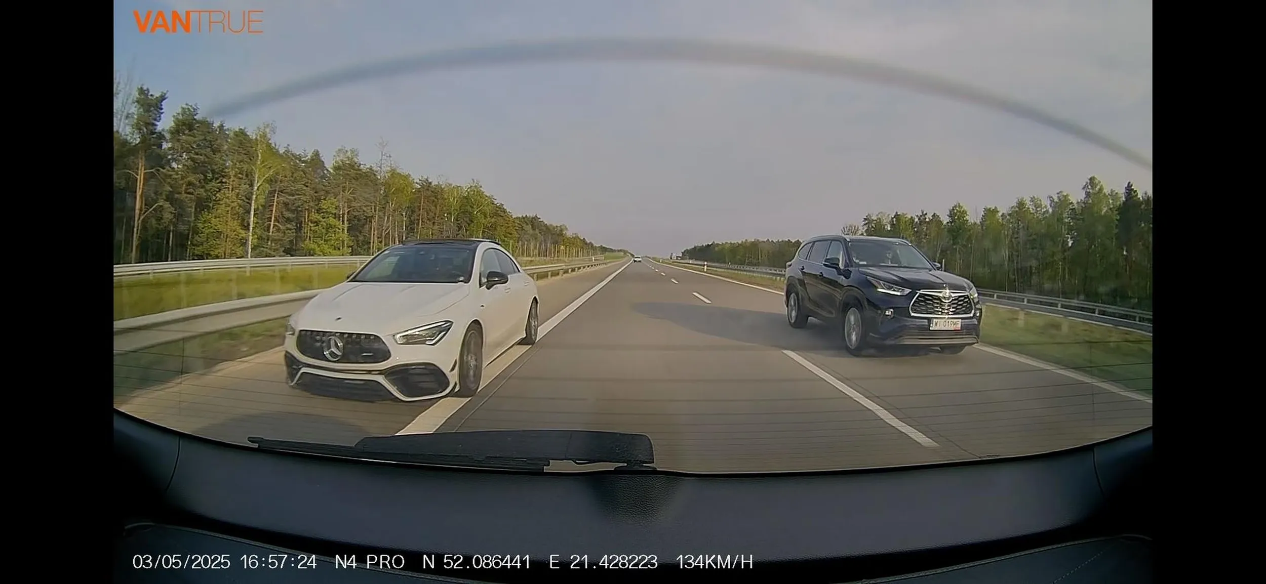 Bandyta - człowiek bez wyobraźni wyprzedzający inne auta na pasie awaryjnym.