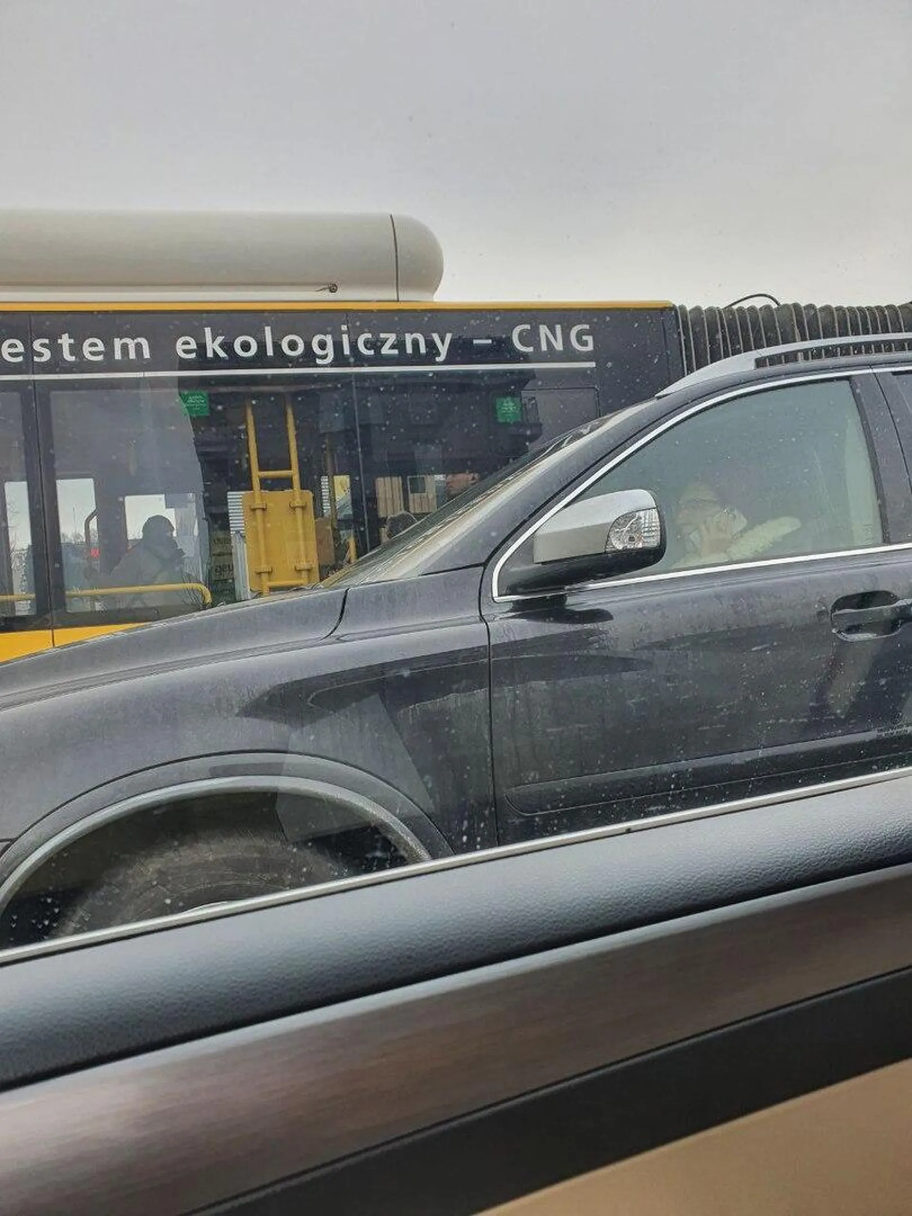 Irresponsible driving while talking by phone. Changing lanes without turning signal