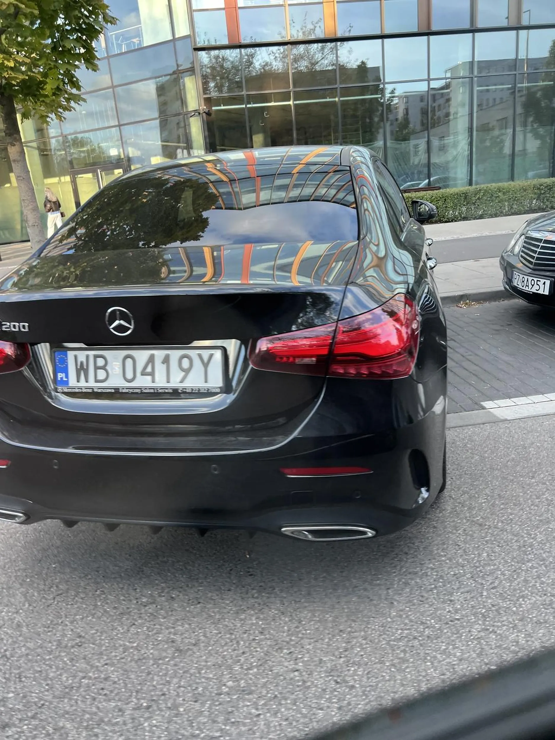 Nie umie parkować, więc zastawia kierowcom pas ruchu. Prawo jazdy musiał znaleźć w chipsach