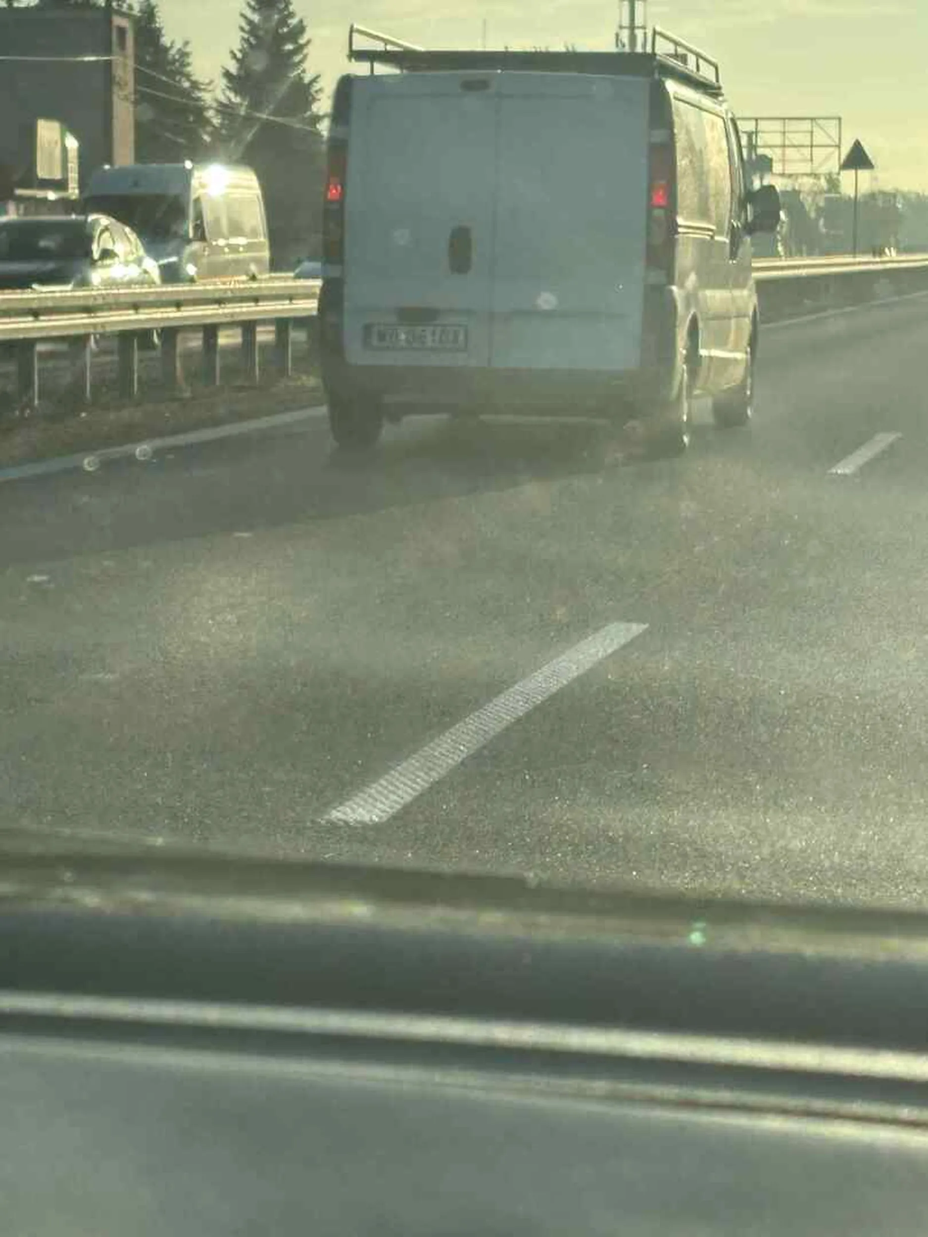 Telefon w ręku dojeżdża Do zderzaka przy prędkości 80 na godzinę trąbi że się za wolno jedzie prawym pasem na drodze Czosnow-Lomianki gdzie ma lewy do wyprzedzania agresywny zaczepia innych na drodze Widziałem że prawie spowodował stłuczkę na wiezdzie do Łomianek wysiadł do niego gość i go chciał uspokoić On nie powinien mieć prawa jazdy takich ludzi należy eliminować z drogi