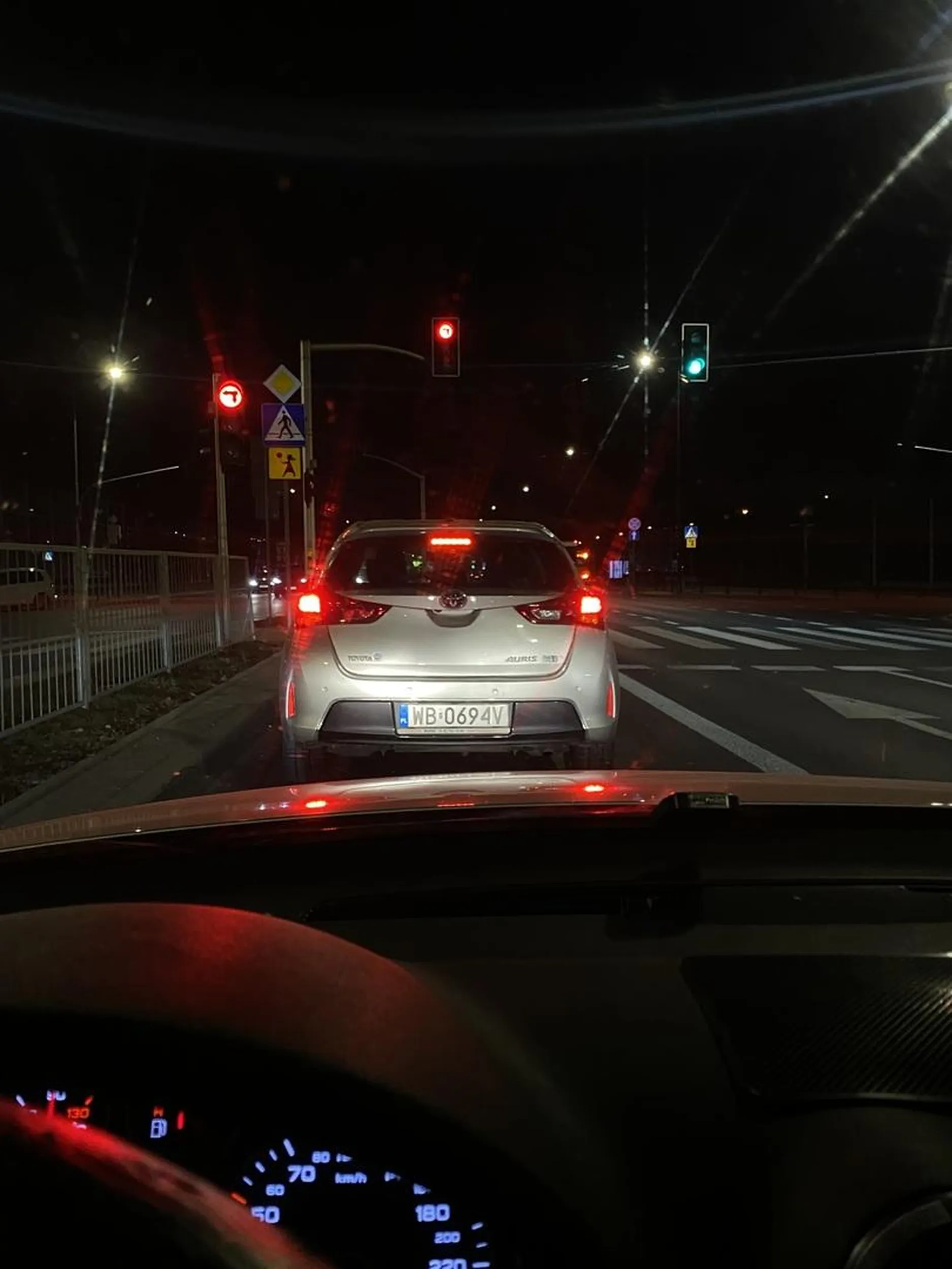 pani blondynka kierująca tym autem zajechała samochodom ustępującym karetce i wyprzedzając wszystkich ustępujących przejechała w akompaniamencie trąbienia. gratuluje