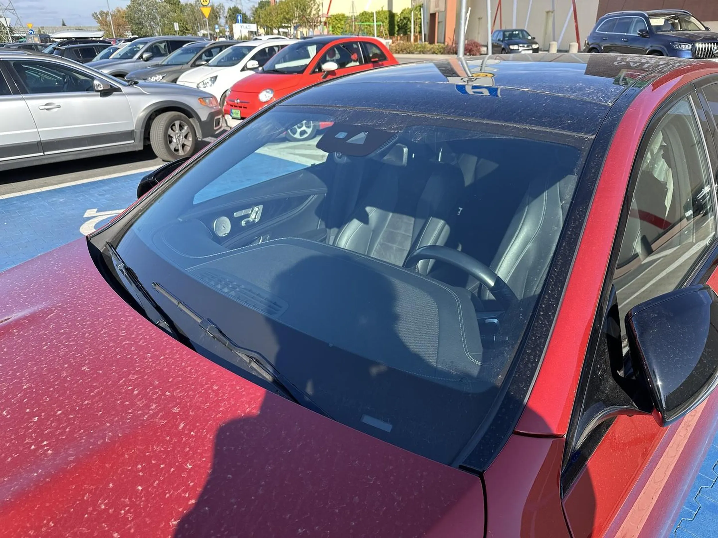 Jaki poziom inwalidztwa reprezentuje kierowca tego mercedesa? Ogromny parking i ze wszystkich miejsc wybrał sobie akurat to niebieskie. Żałosny człowiek