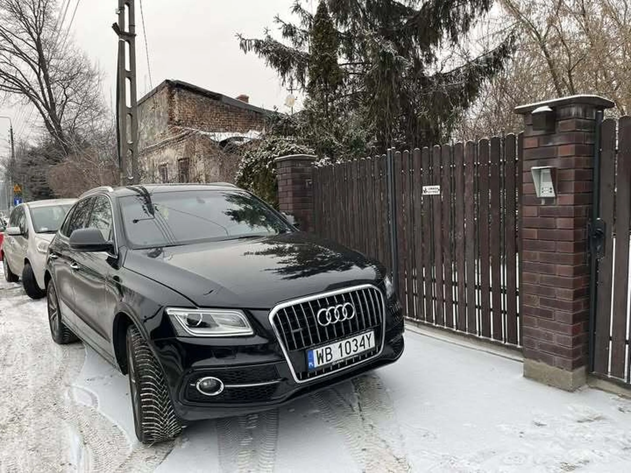 To jest jakiś kretyn, który zastawia bramy wjazdowe. Wsiok totalny.