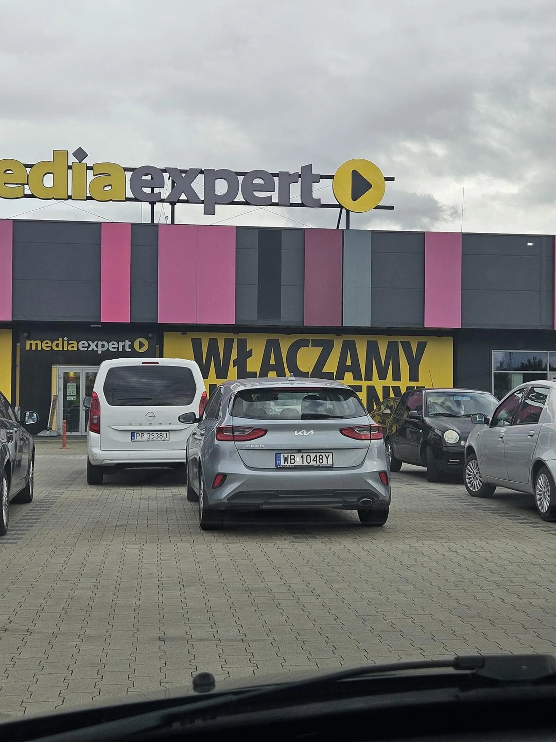 Uważaj bo ci jeszcze auto poobijają drzwiami!!!