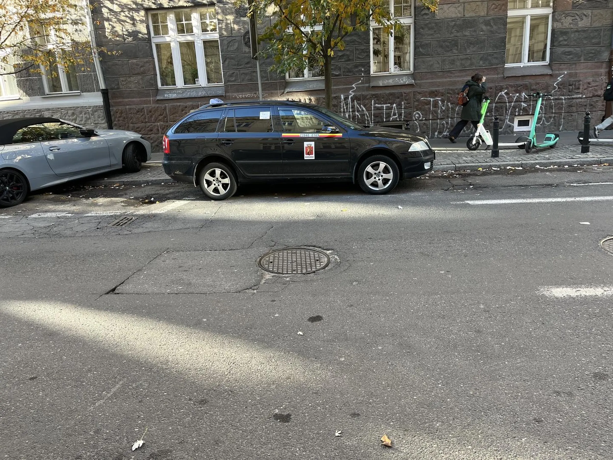 Cierpie, jeśli decydujesz się zatrzymać na zakazie, zrób to w taki sposób, by nie blokować miejsca parkingowego swoją, śmierdzącą kiepem i potem, taksówką. Jeszcze raz cię przyłapię, a zyskam wystarczającą motywację, by zgłosić tam, gdzie trzeba (nie tylko do straży miejskiej). Na razie odpuszczę, bo rozumiem, że brak ci intelektu, bo czego spodziewać się po jakimś taksówkarzyku, który ignoruje innych. Pewnie musiałeś rozchodzić bolące hemoroidy, które to zazwyczaj mają takie życiowe przegrywy. Oddaj licencję i przeproś matkę. Z wyrazami braku szacunku.