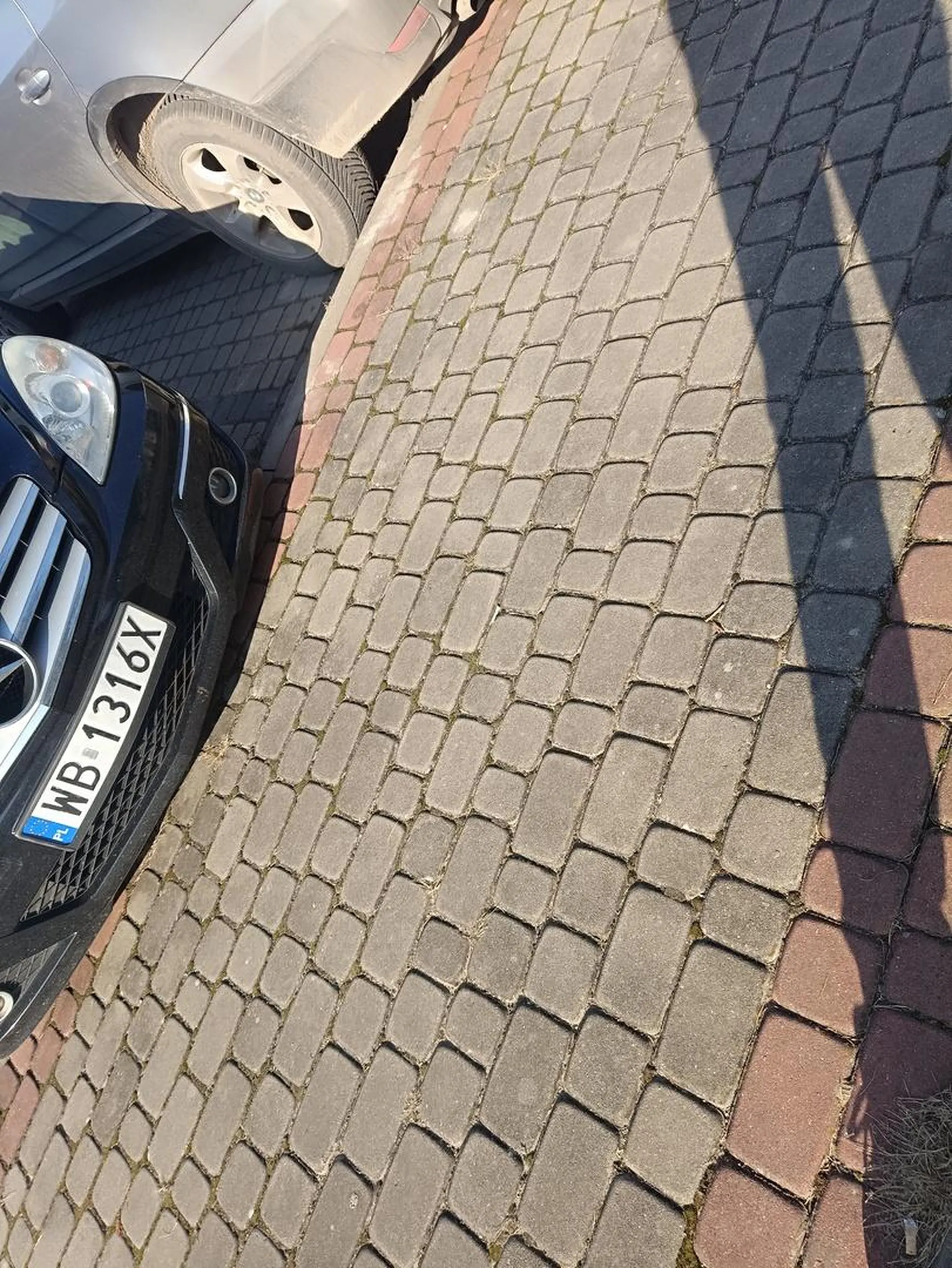 Nie pozdrawiam kierowcy czarnego mercedesa którego wyprzedzałem zielonym audi A3 pokazał mi środkowy palec i zaczoł zjeżdżać na środek jezdni przypominam ci że moja Audi objedzie cię 3 razy puki ty odpalisz swojego szrota . Jeśli jeszcze raz zajedziesz mi drogę to skończysz w rowie.