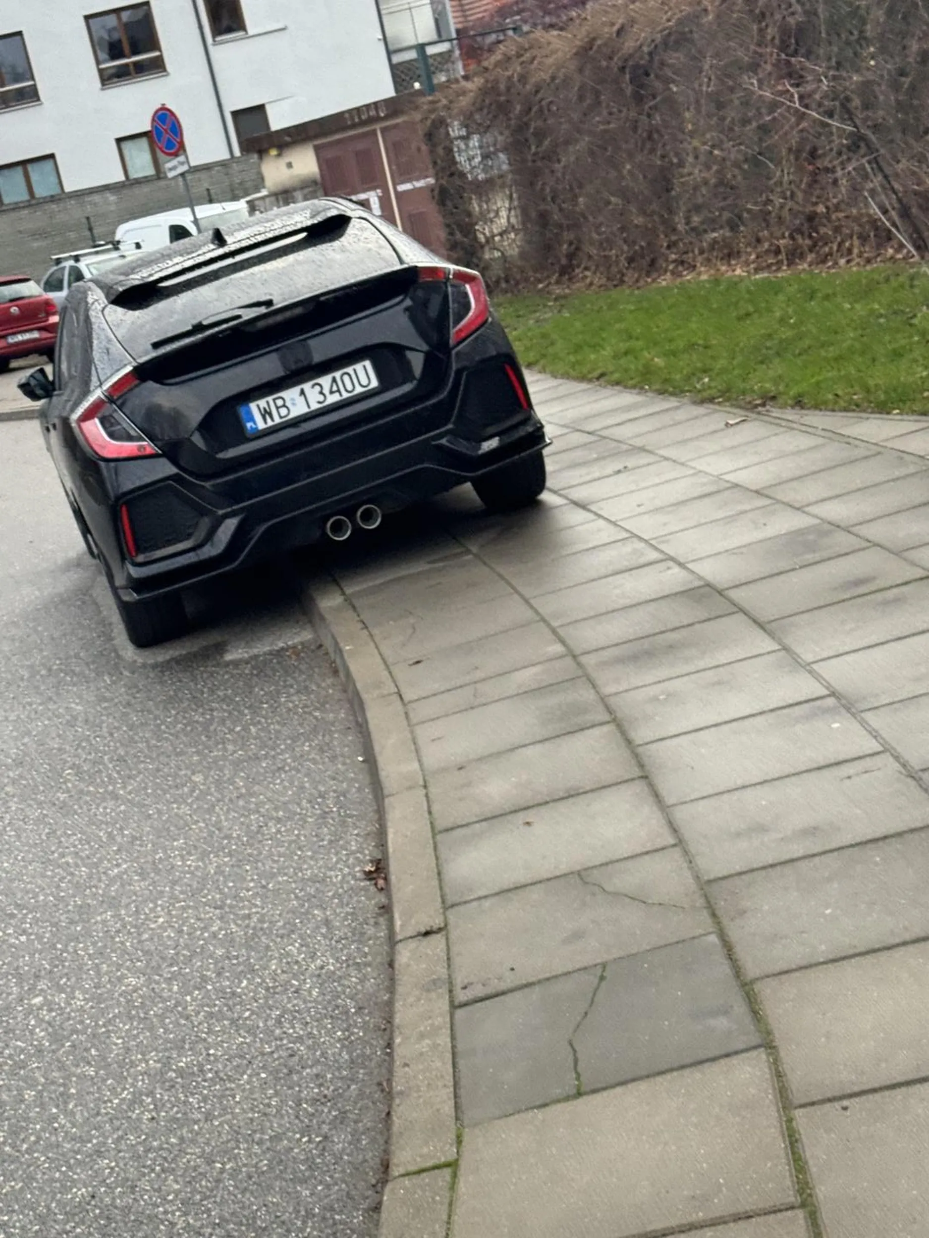 Nikogo ten złom nie interesuje a wiele osób musi się z nim użerać bo jakiś parapet go postawil na większości chodnika. Ludzie się przeciskają z wózkami komuś może  się zdarzyć go przerysowac, ryzyko kierowcy