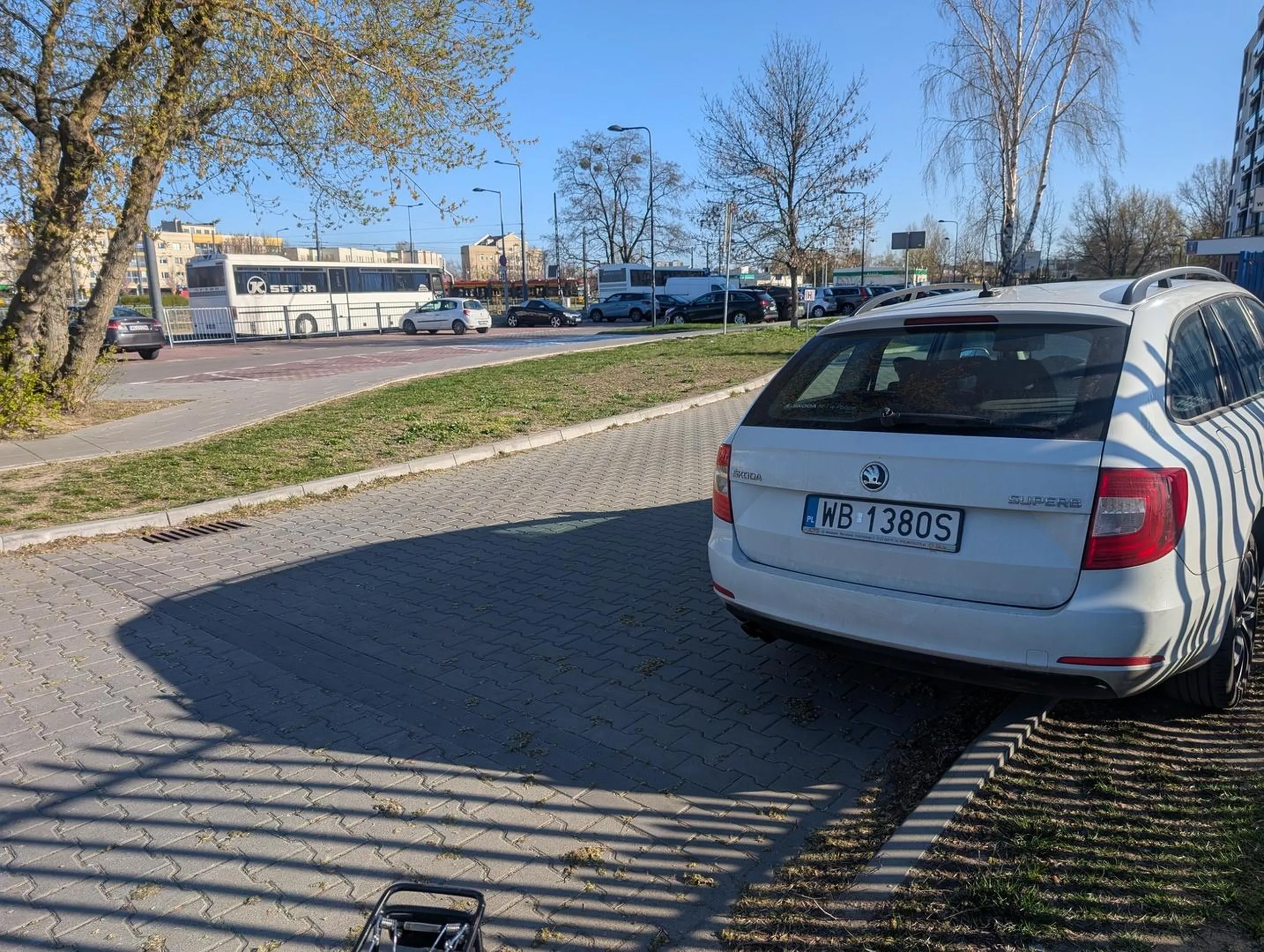 Zaparkował przy wyjściu ze szkoły. Wolne miejsca parkingowe są 5 metrów dalej.