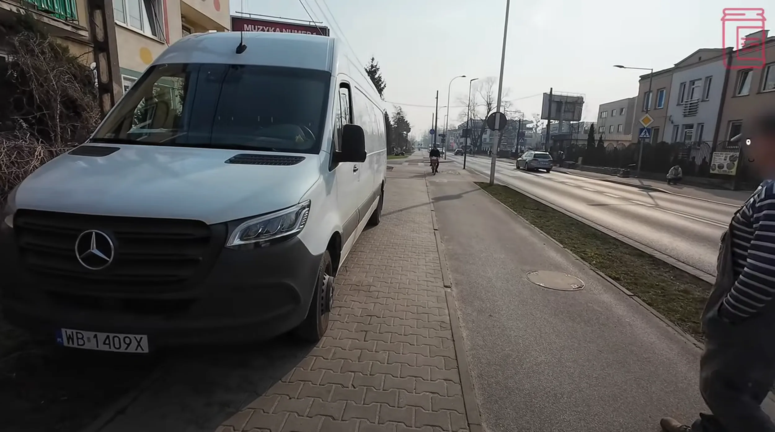 Parkuje na chodniku i trawniku. Jeździ po trawniku, chodniku i ścieżce dla rowerów