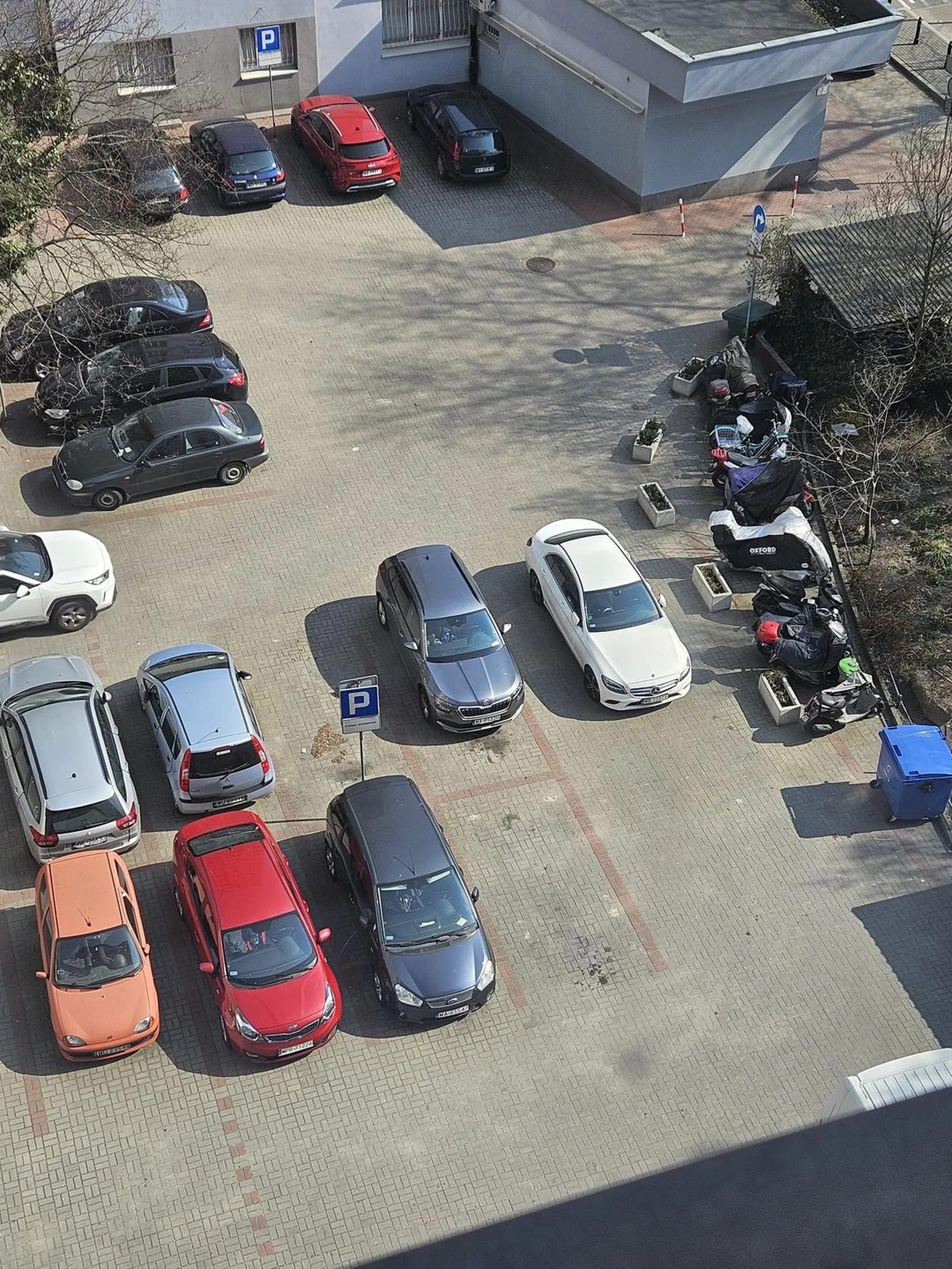 De... parkując blokuje wyjazd innych aut