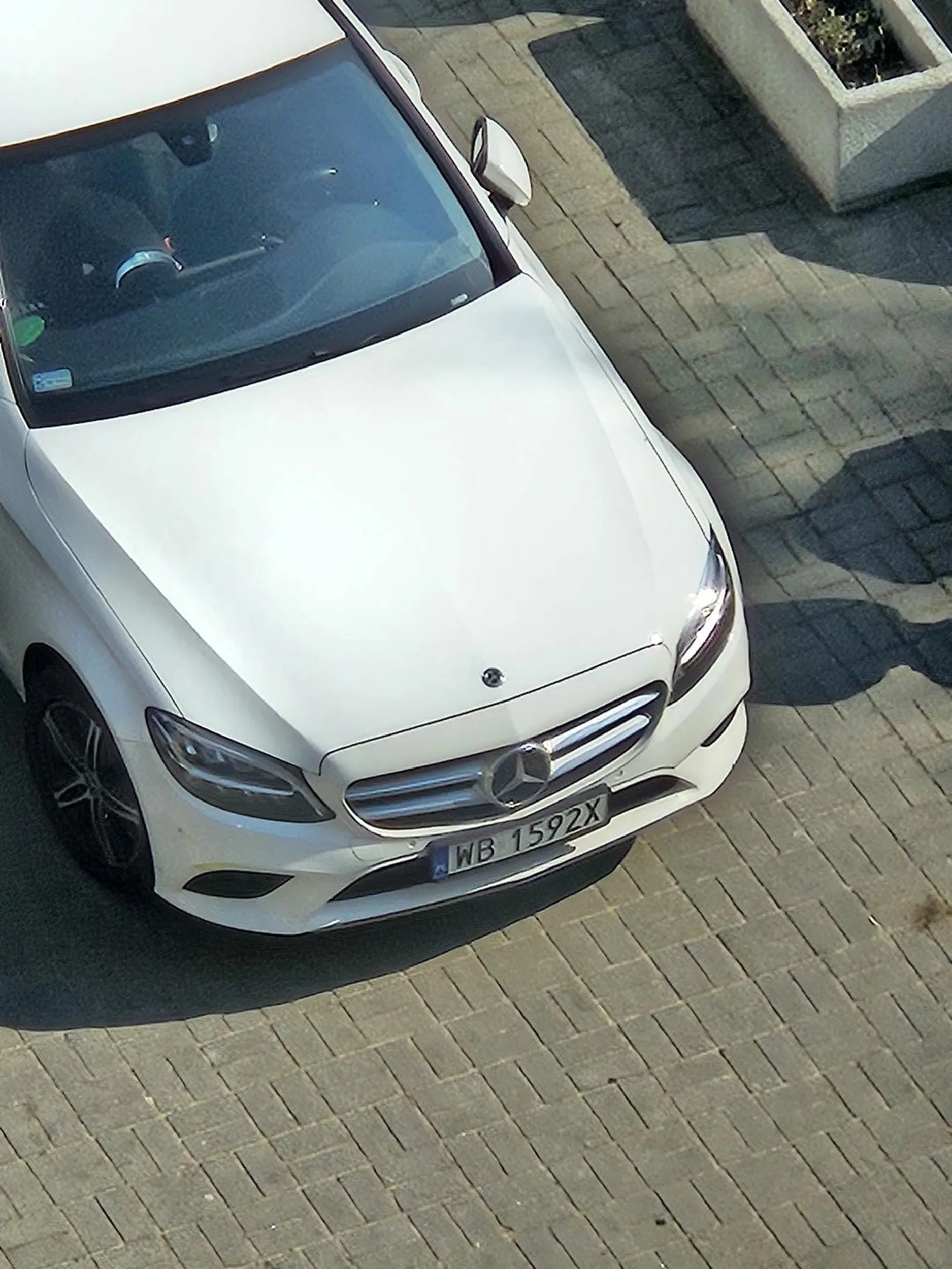 De... parkując blokuje wyjazd innych aut