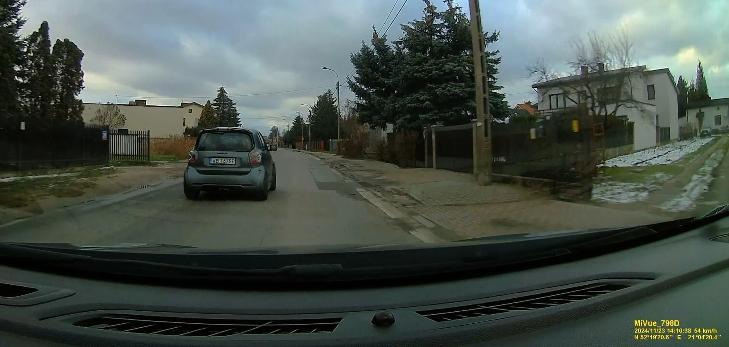 Kierowca Smarta. Brak przedniej tablicy rejestracyjnej i niesygnalizowanie zmiany pasa ruchu podczas wyprzedzania