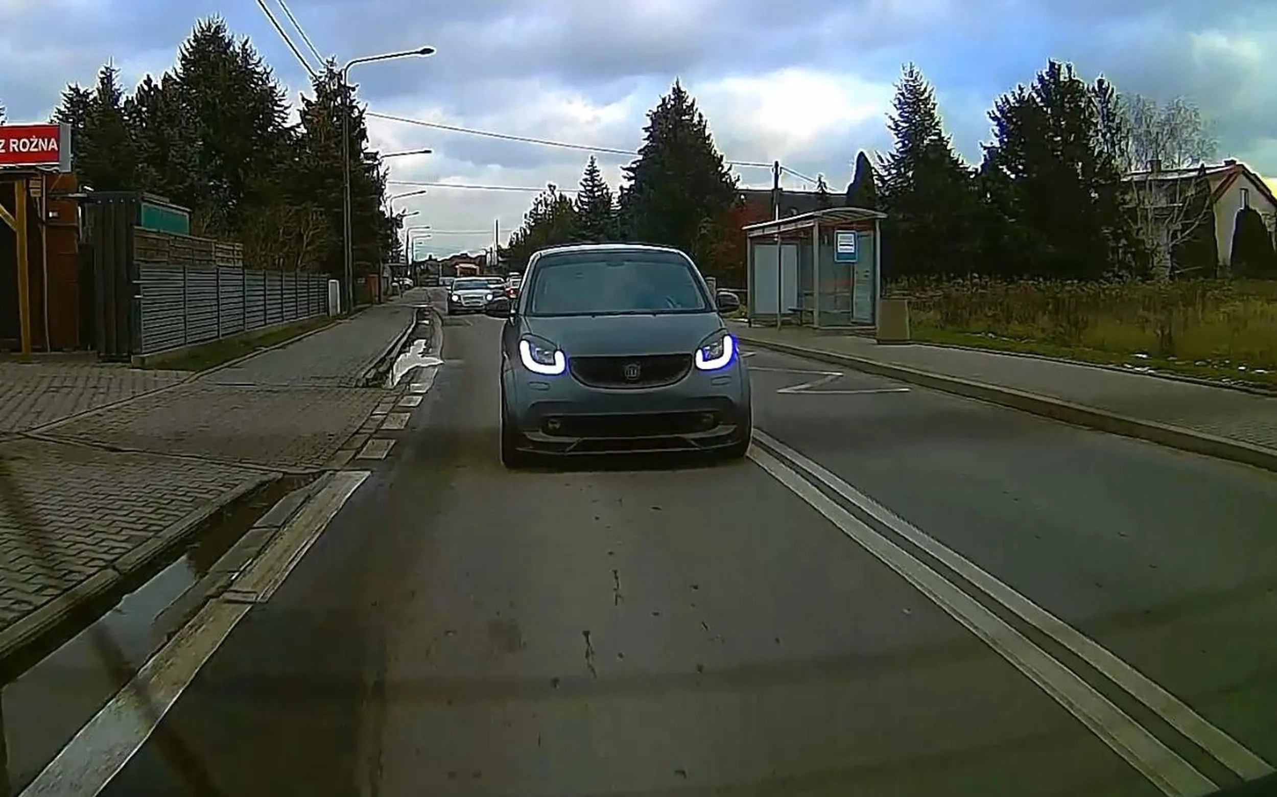 Kierowca Smarta. Brak przedniej tablicy rejestracyjnej i niesygnalizowanie zmiany pasa ruchu podczas wyprzedzania