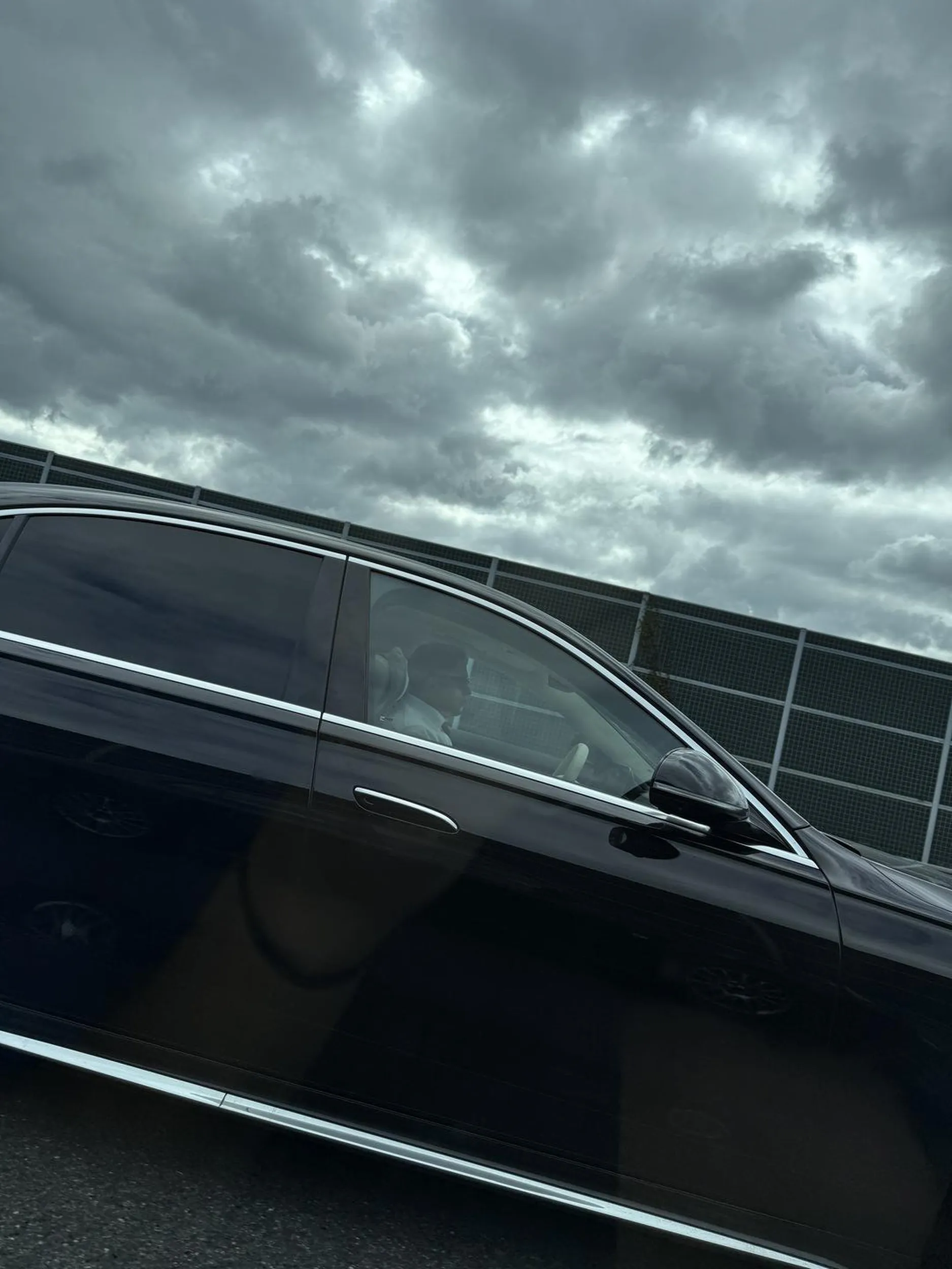 Je*any zabójca przy prędkościach autostradowych wyprzedza prawym pasem i wciska się pomimo wielkiego ruchu spychając przy tym samochody.