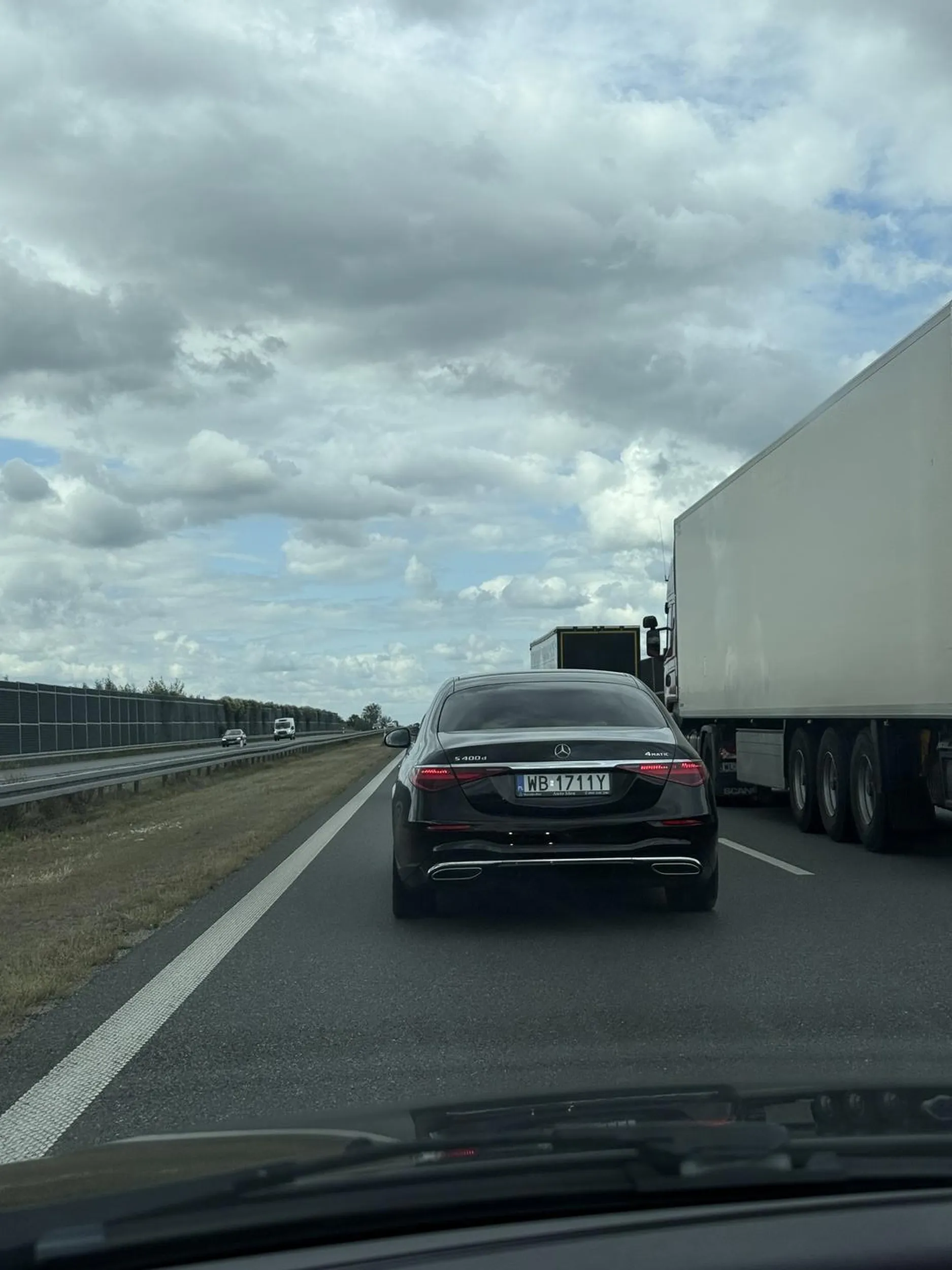Je*any zabójca przy prędkościach autostradowych wyprzedza prawym pasem i wciska się pomimo wielkiego ruchu spychając przy tym samochody.