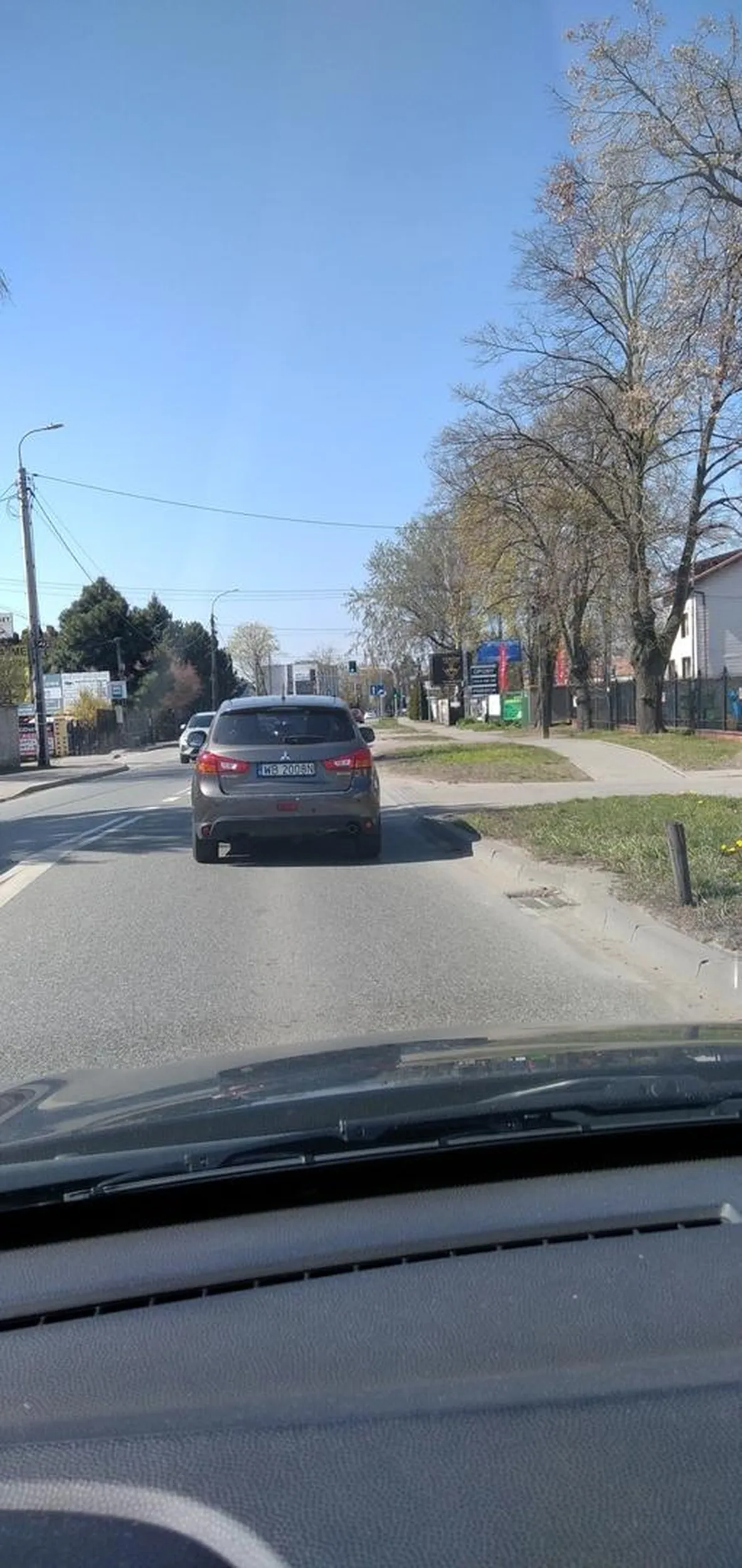 Bardzo flegmatycznie rusza z miejsca. Mimo pierwszeństwa wszystkich przepuszcza, taki kierowca to zagrożenie na drodze