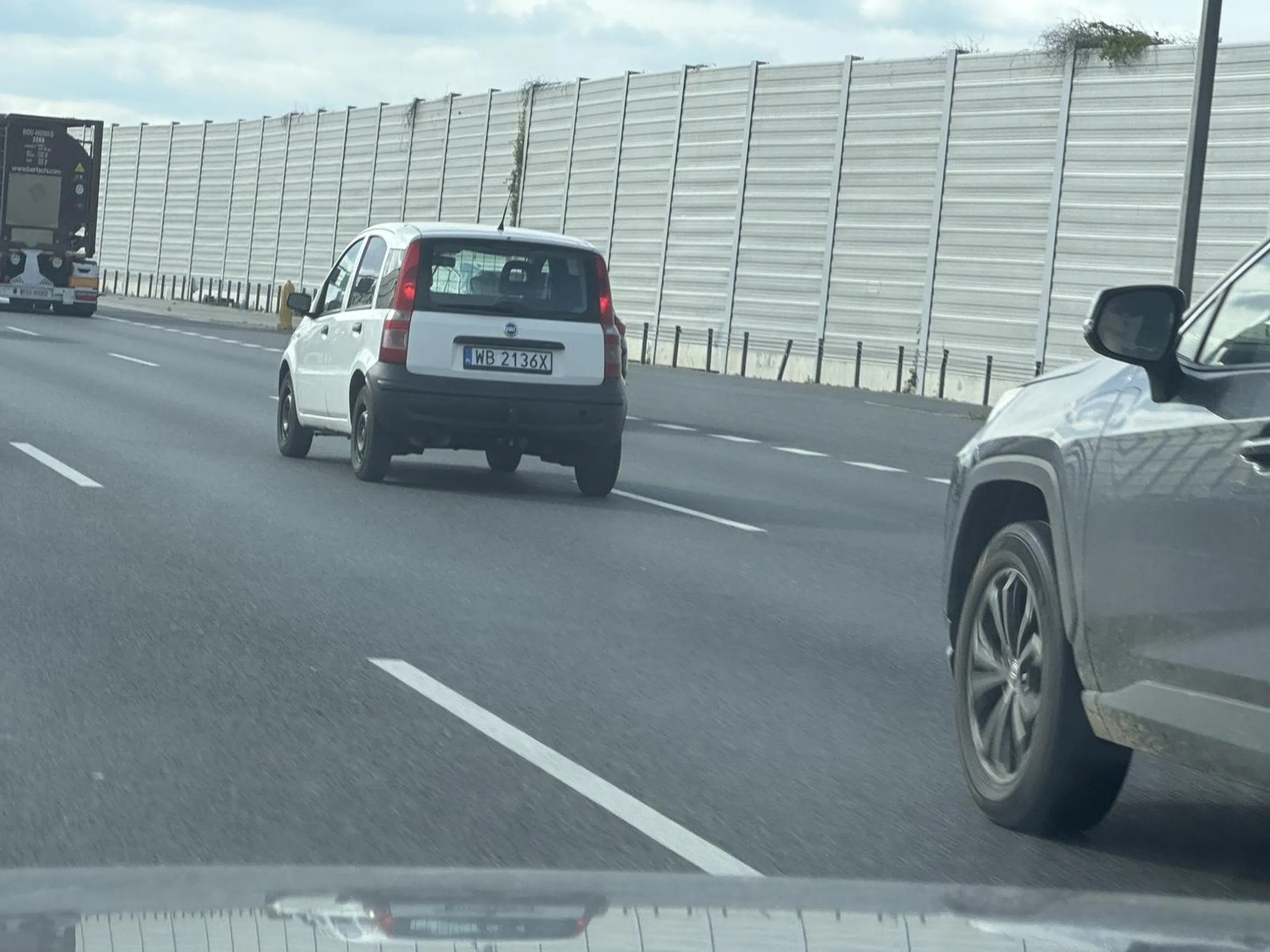 Gość pijany skacze po pasach nie potrafi się utrzymać na jednej linii jeździ na zderzaku