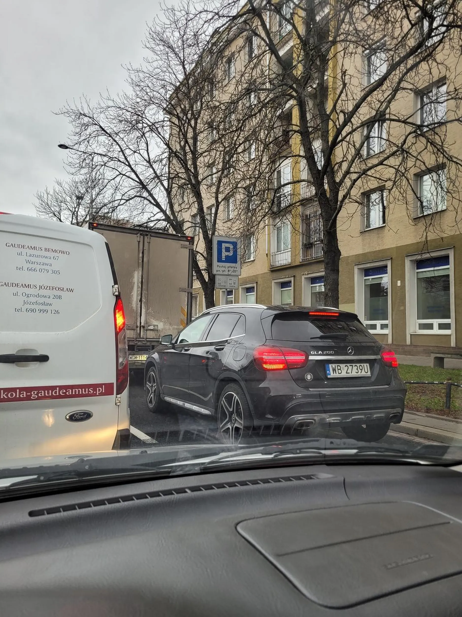 Osobniczka nie do końca zdrowa na umyśle.. Zapierdziela po mieście z nadmierną prędkością, zajeżdża drogę a na zwróconą grzecznie uwagę zaczyna nagrywać i wykonuje dziwne manewry.. Jak nic kwalifikuje się do leczenia, ewentualnie potrzebuje zwykłego dowartościowania..