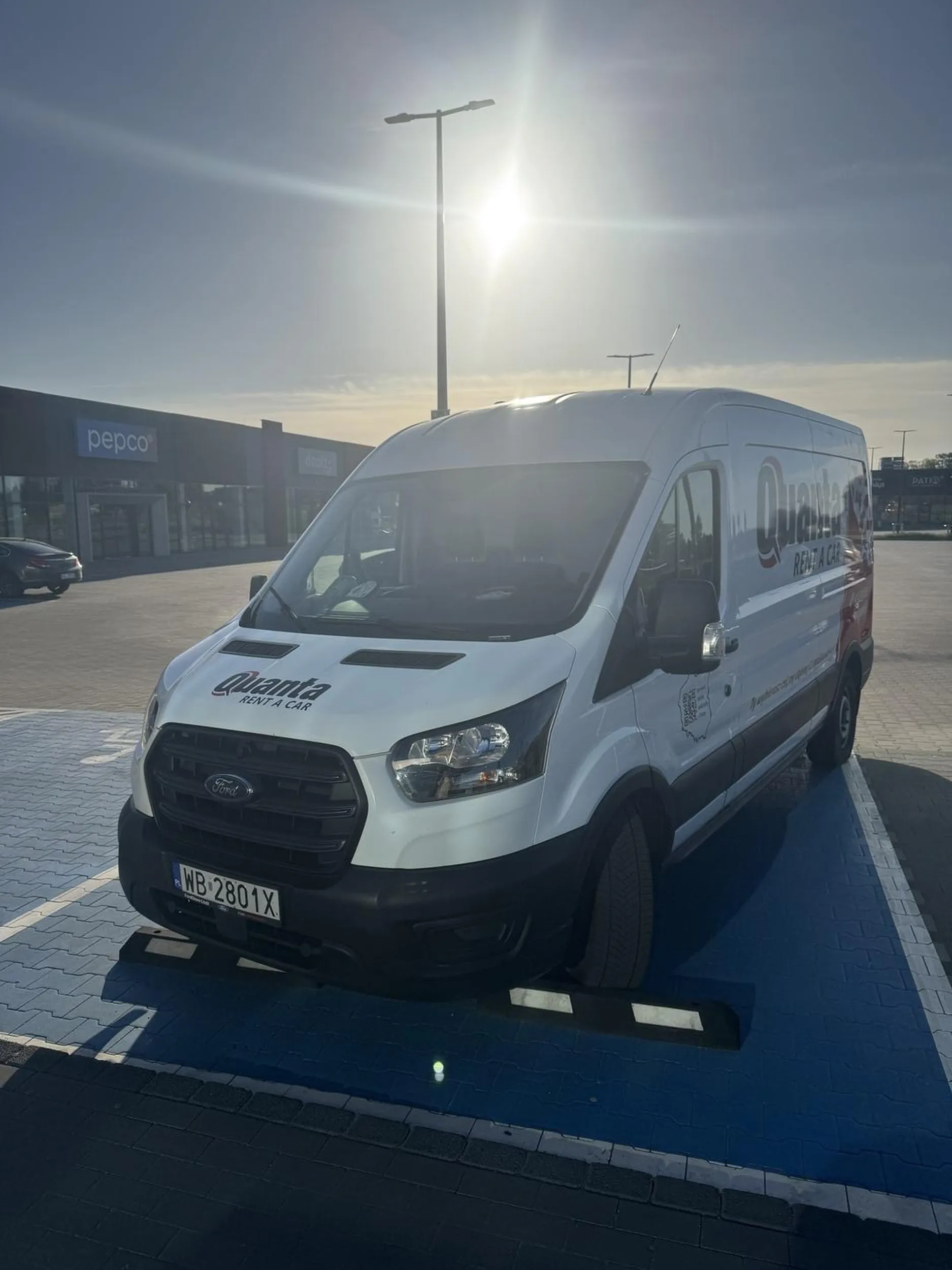 Inwalida umysłowy, cały parking pusty ale trzeba stanąć na inwalidzie. Do tego krzywu jeszcze. Tfu