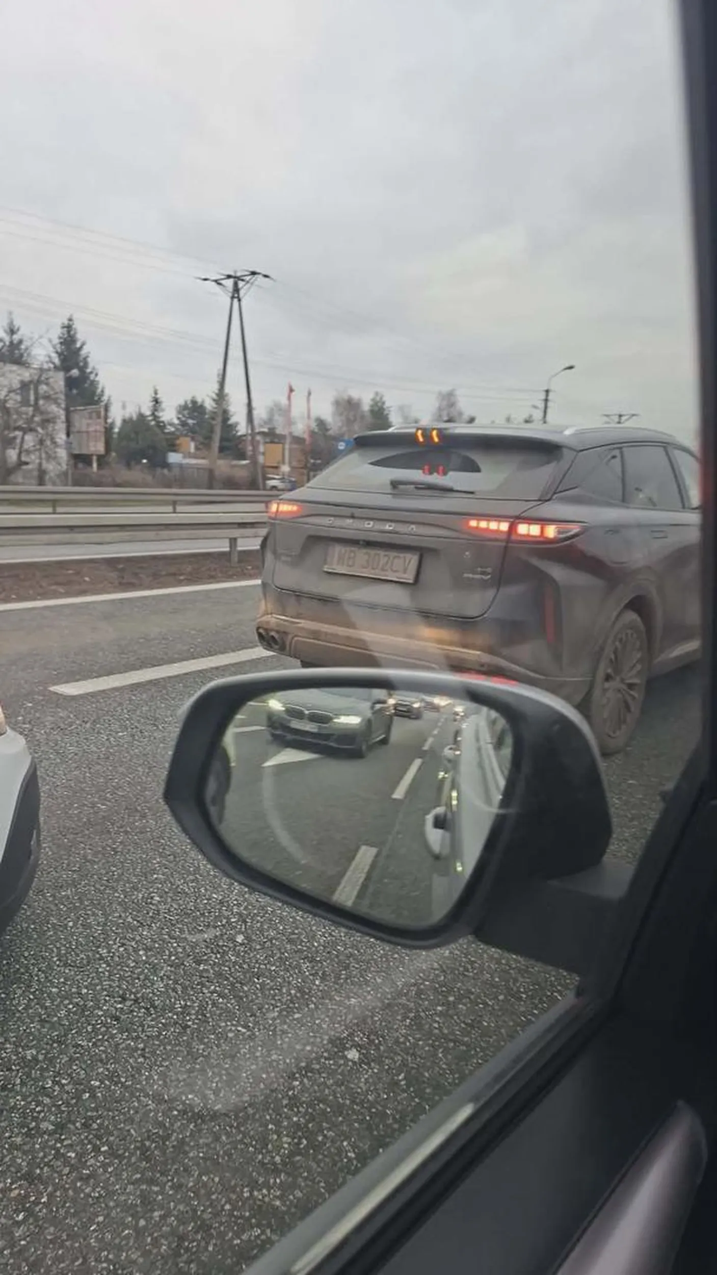 Pan z bródka lubi siedzieć na zderzaku i wręcz uwielbia wjechać przed samochód jadący lewem pasem i przyhamować. Uważajcie na gościa bo ma zapędy na bandytę drogowego Zdarzenie miało miejsce w dniu 12.12 o godzinie 9 rano w okolicach Palmir na S7 w kierunku Warszawy. Samochód OMODA brudny wyprzedził prawym pasem Toyota Land Cruiser czarna po czym przyhamował przed nim w taki sposób ze samochód musiał uciekać na prawy pas. Ja jechał za Toyotą i też bym miał wypadek przez tego gościa.