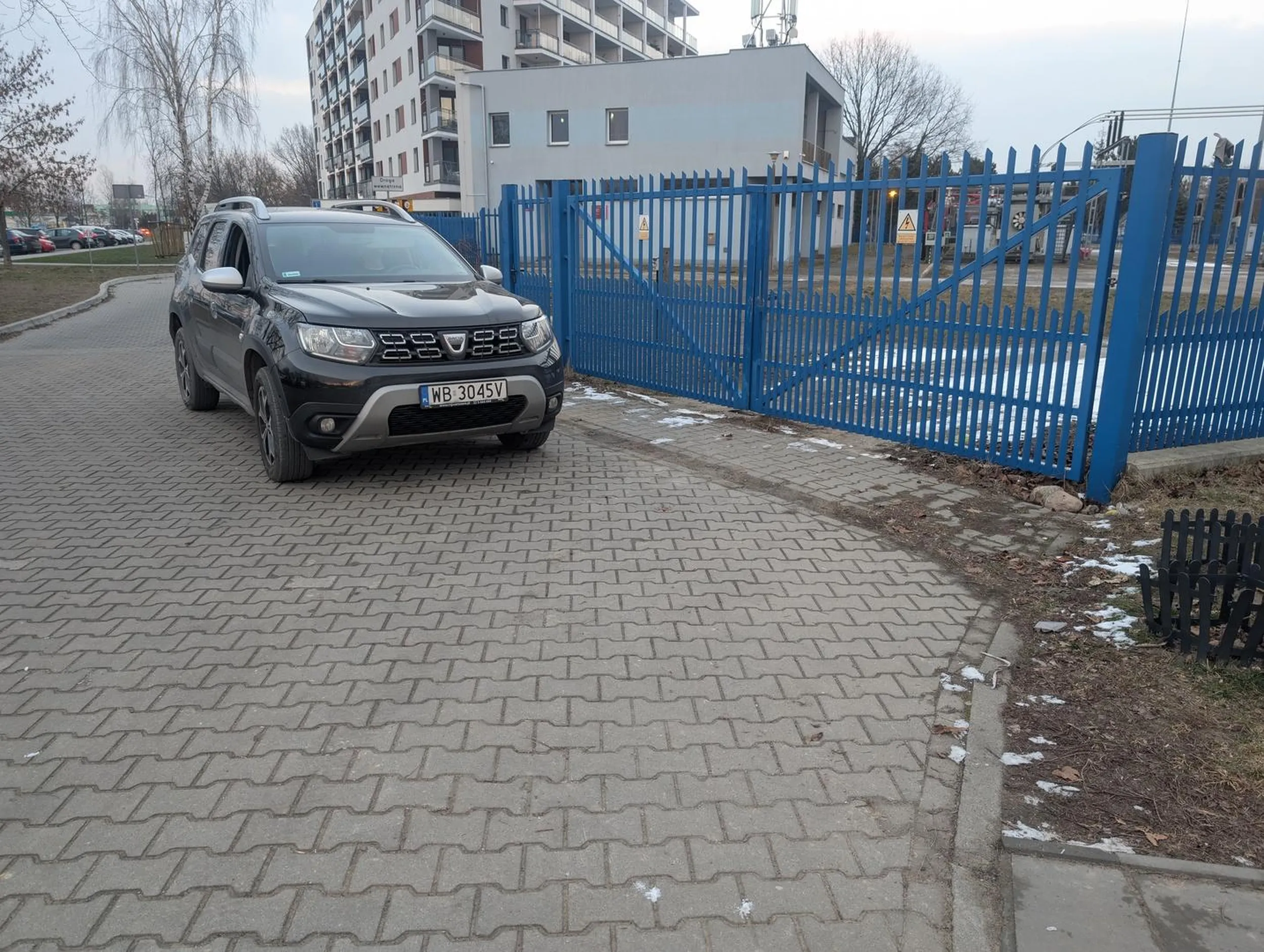 Zastawione wyjście ze szkoły, bo parking z mnóstwem wolnych miejsc jest aż 10 metrów dalej...