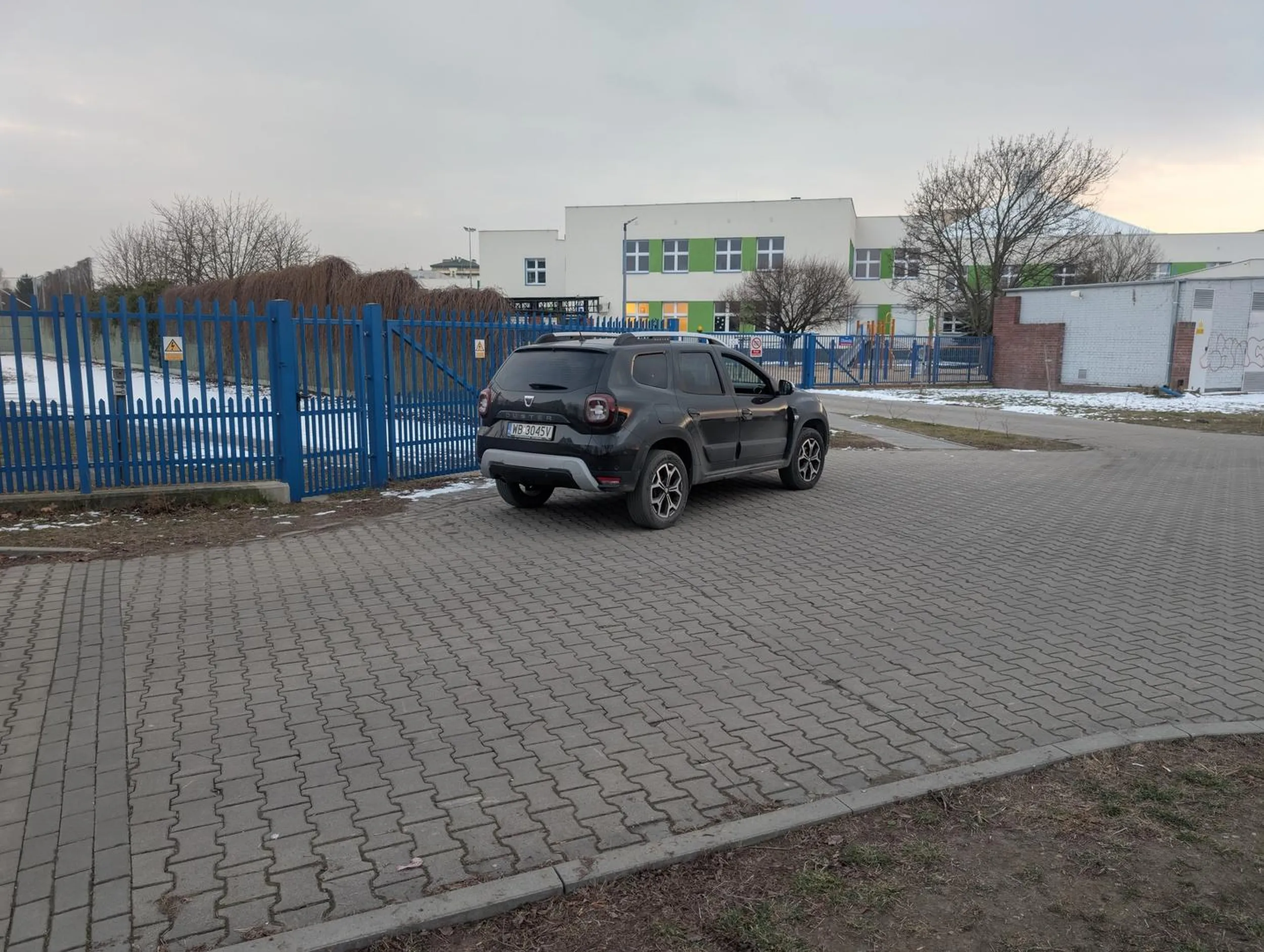 Zastawione wyjście ze szkoły, bo parking z mnóstwem wolnych miejsc jest aż 10 metrów dalej...