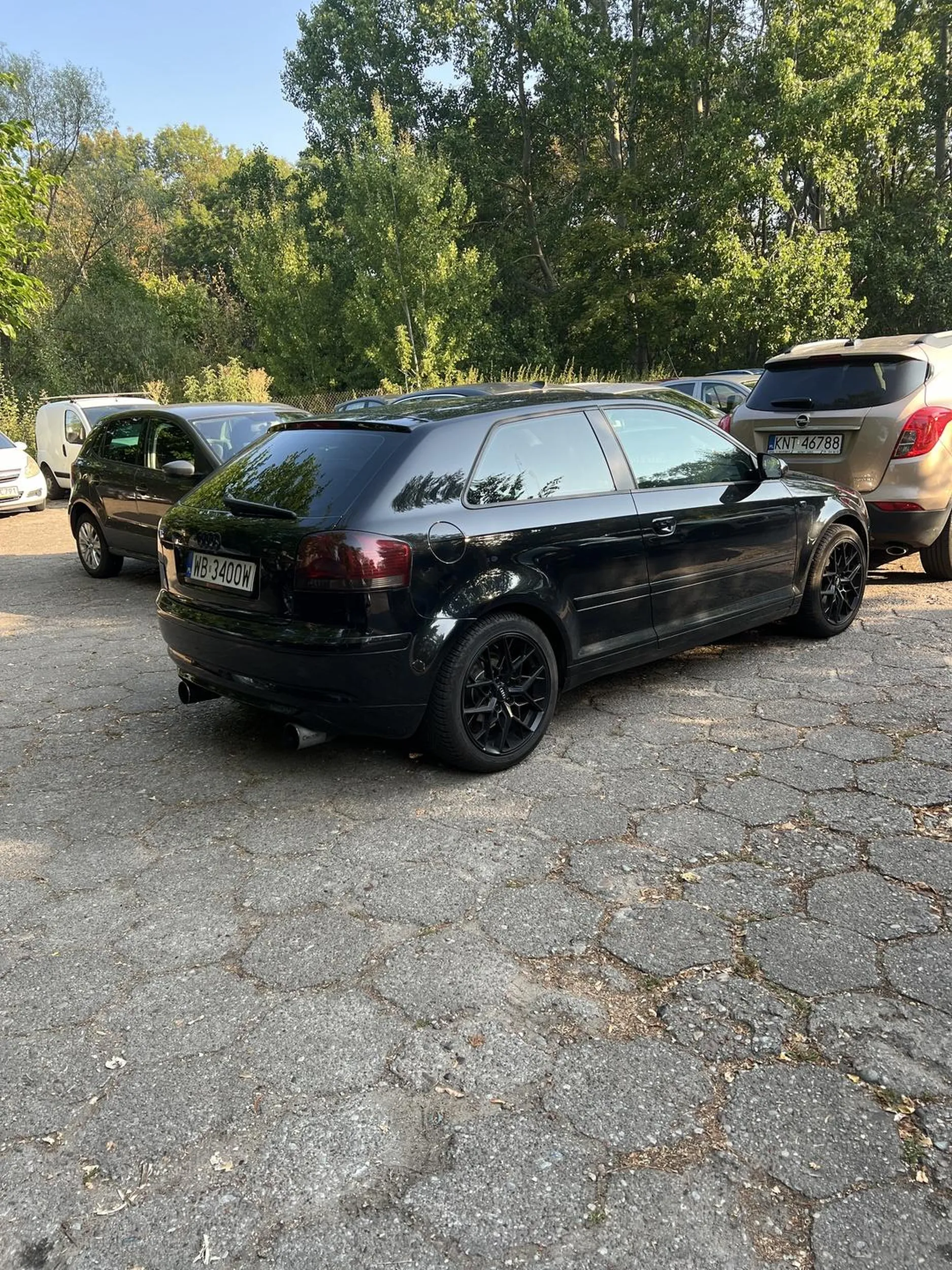 Gosc zastawia cały parking, totalny bezmózg