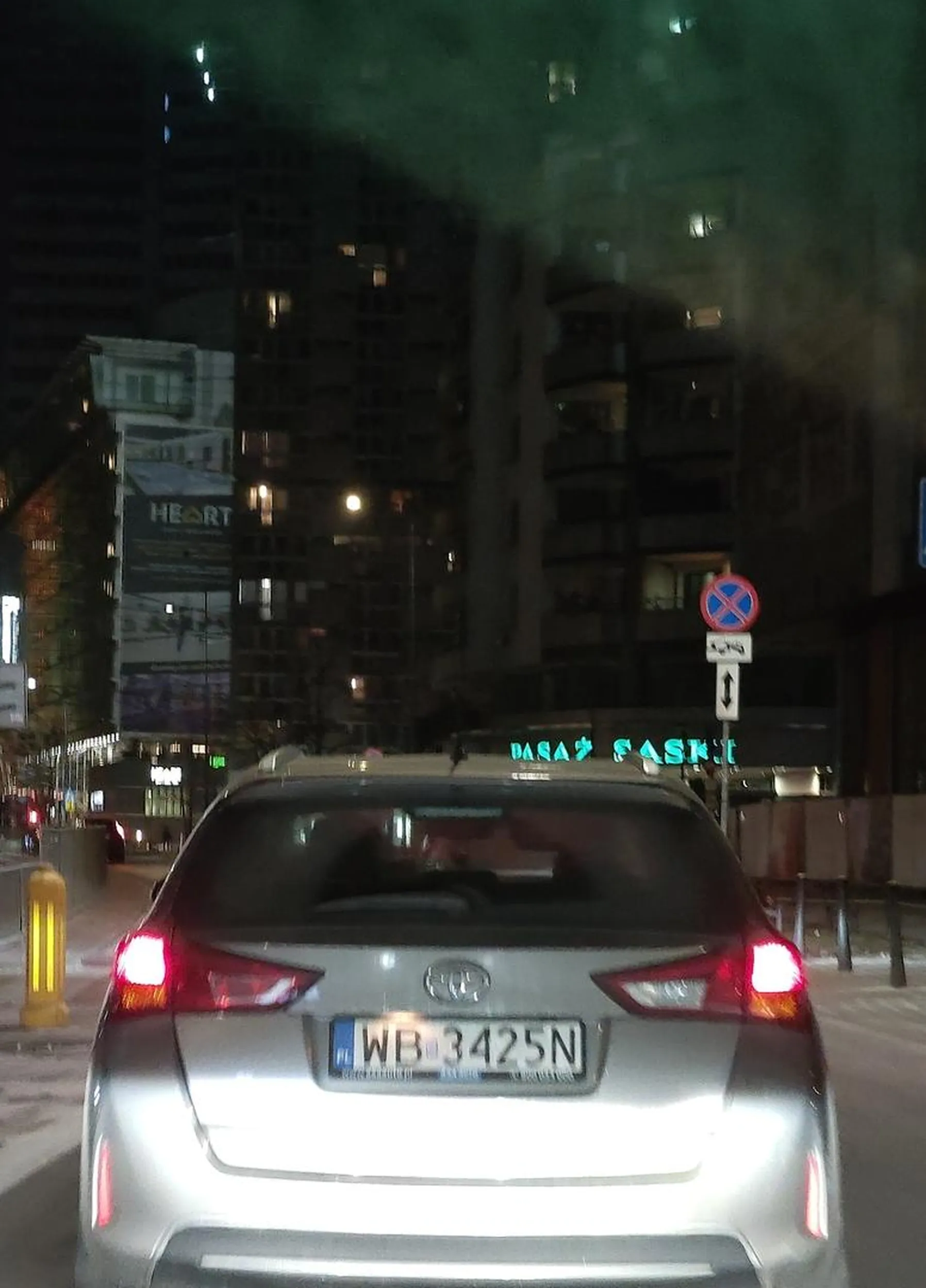 Naucz się kobieto jeździć, bo zawalidroga, która nie umie ruszać, pozwala by wjeżdżali jej inni, blokuje pas swoją jazda.