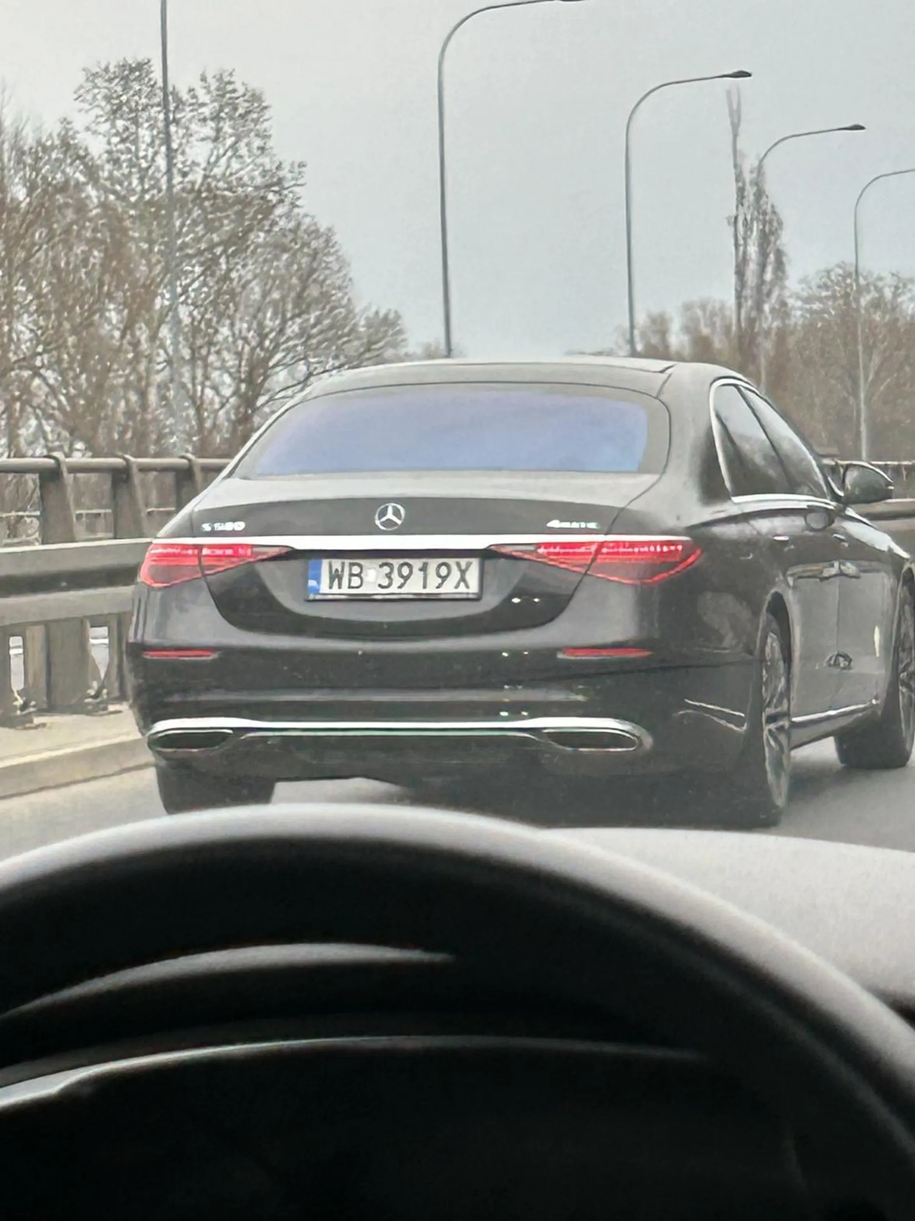 Kierowca nie potrafiący jeździć, zjeżdża na prawy pas prosto w mój samochód, gadając przy tym przez telefon. Ledwo uszło od kolizji! Nauczy się jezdzic!