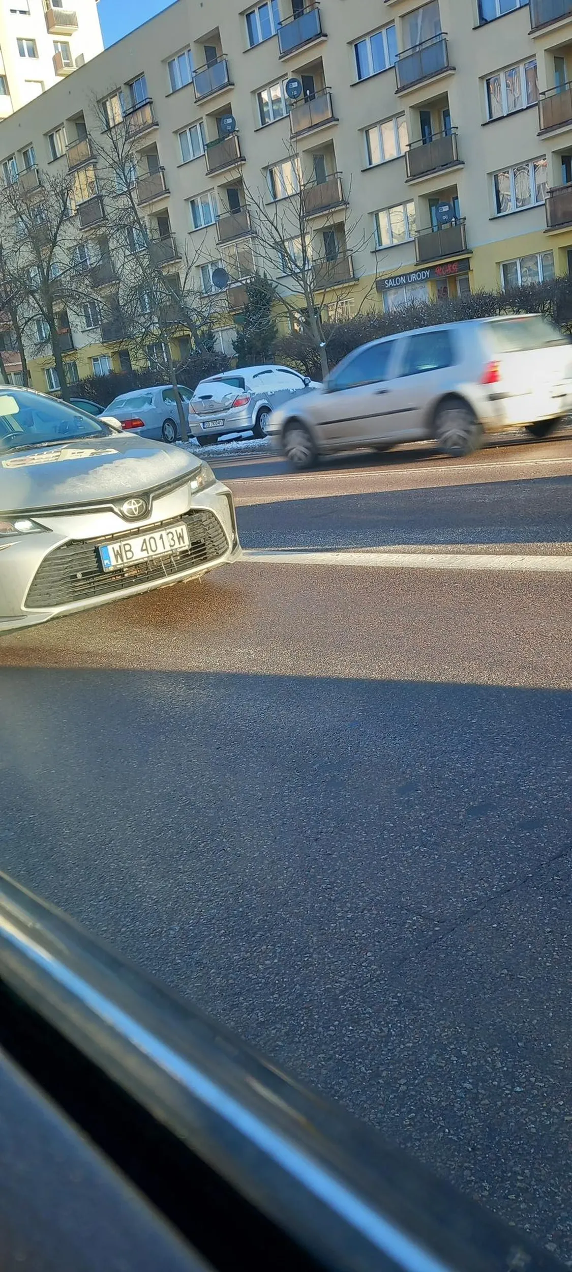 Babsko jeździ po Białymstoku i napierdala na telefonie. A tym co ją strąbią to robi zdjecia