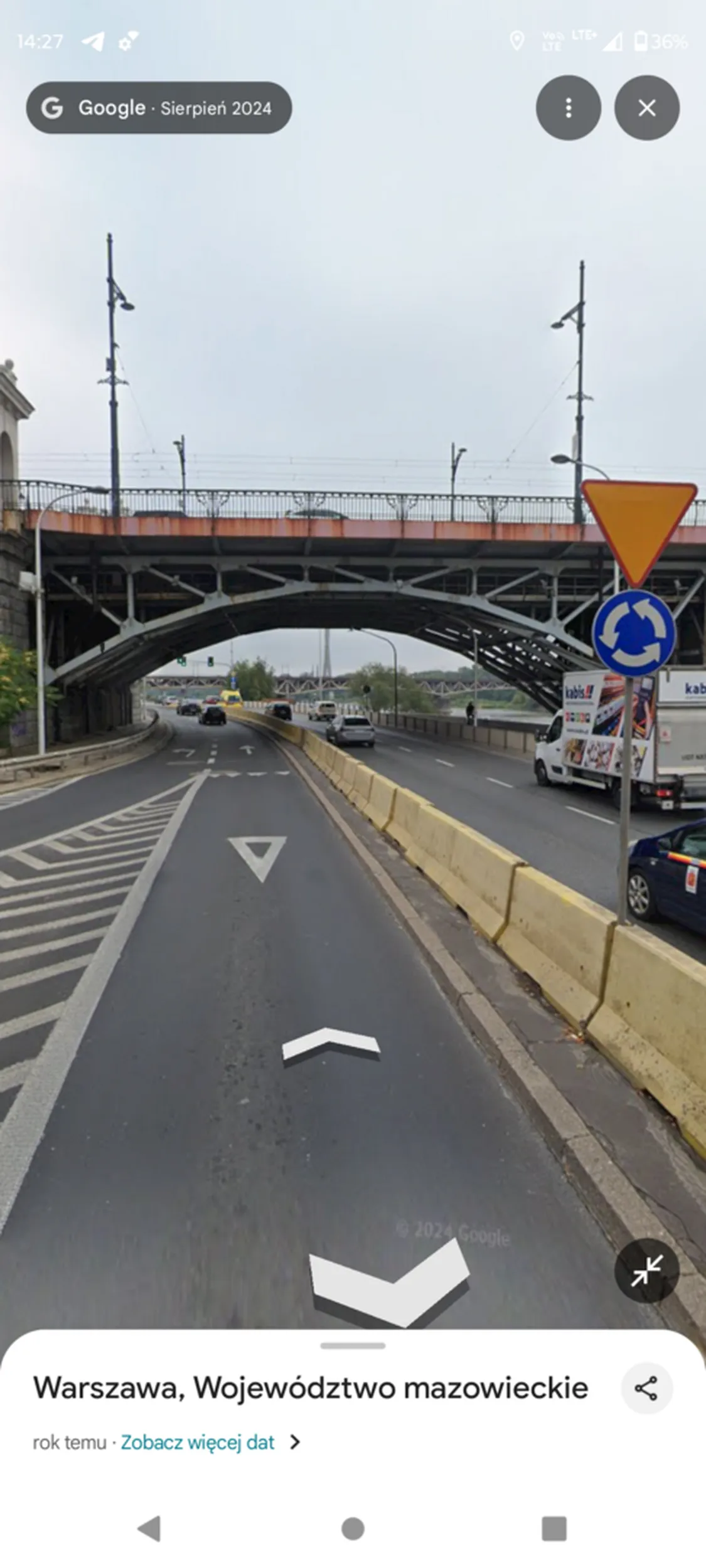 Kierująca nie stosuje się do znaków i trąbi na kierowców z pierwszeństwem. Na zdjęciu znak którego nie widzi