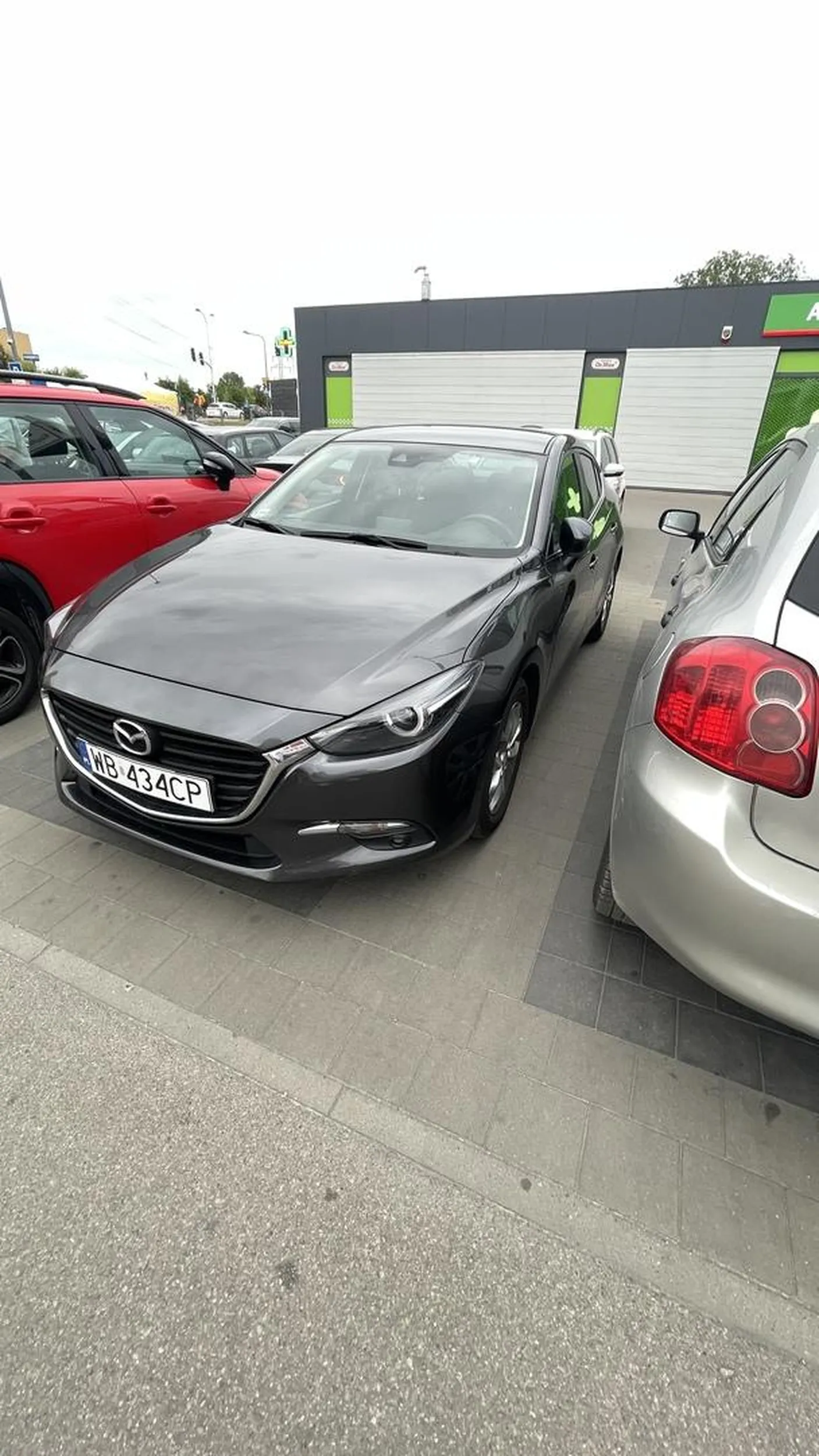 Weź się człowieku naucz parkować, następnym razem nie wsiądę ostrożnie.