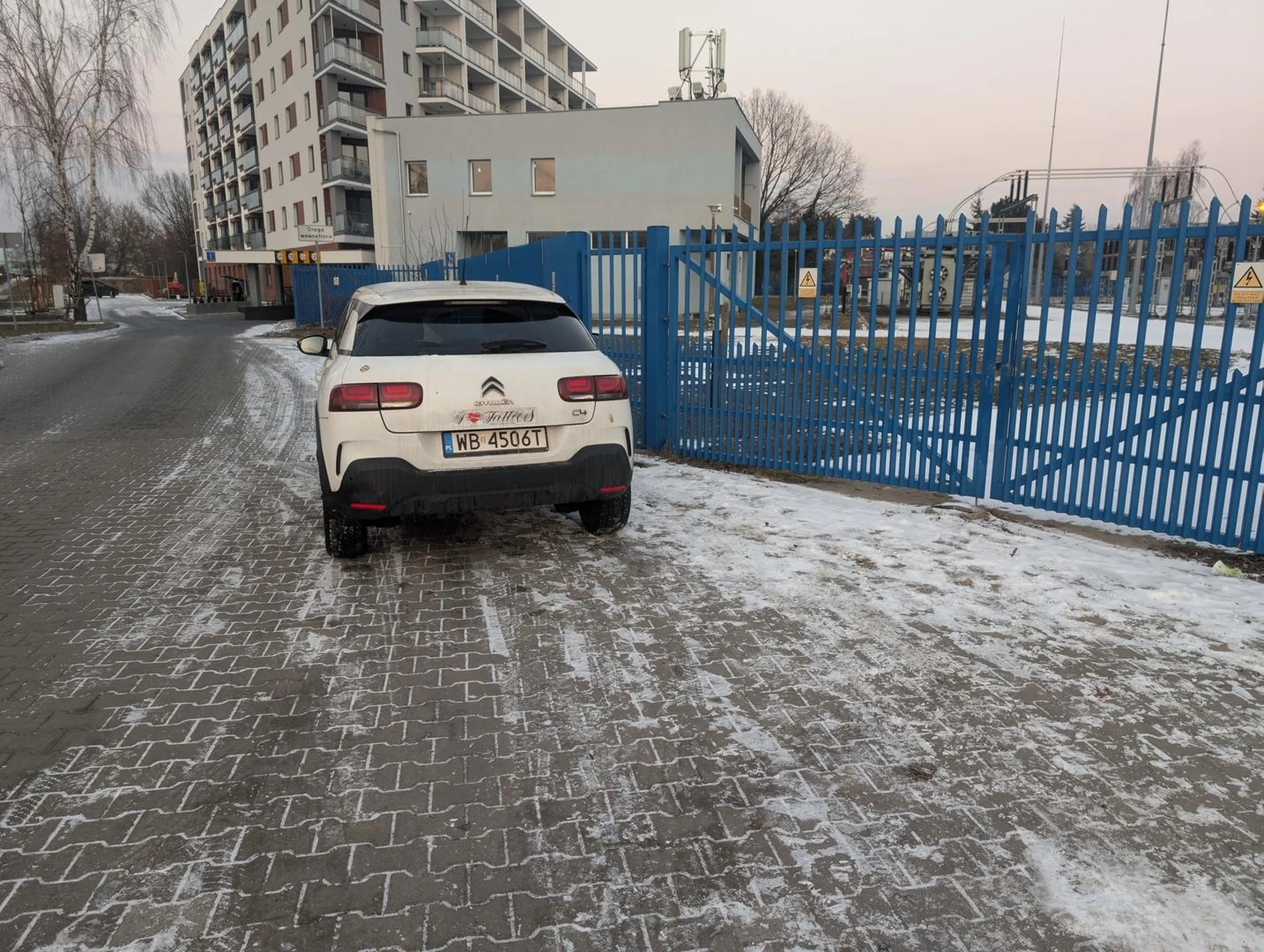 Znowu w miejscu gdzie dzieci wychodzą ze szkoły. Wolne miejsca parkingowe 10 metrów dalej.