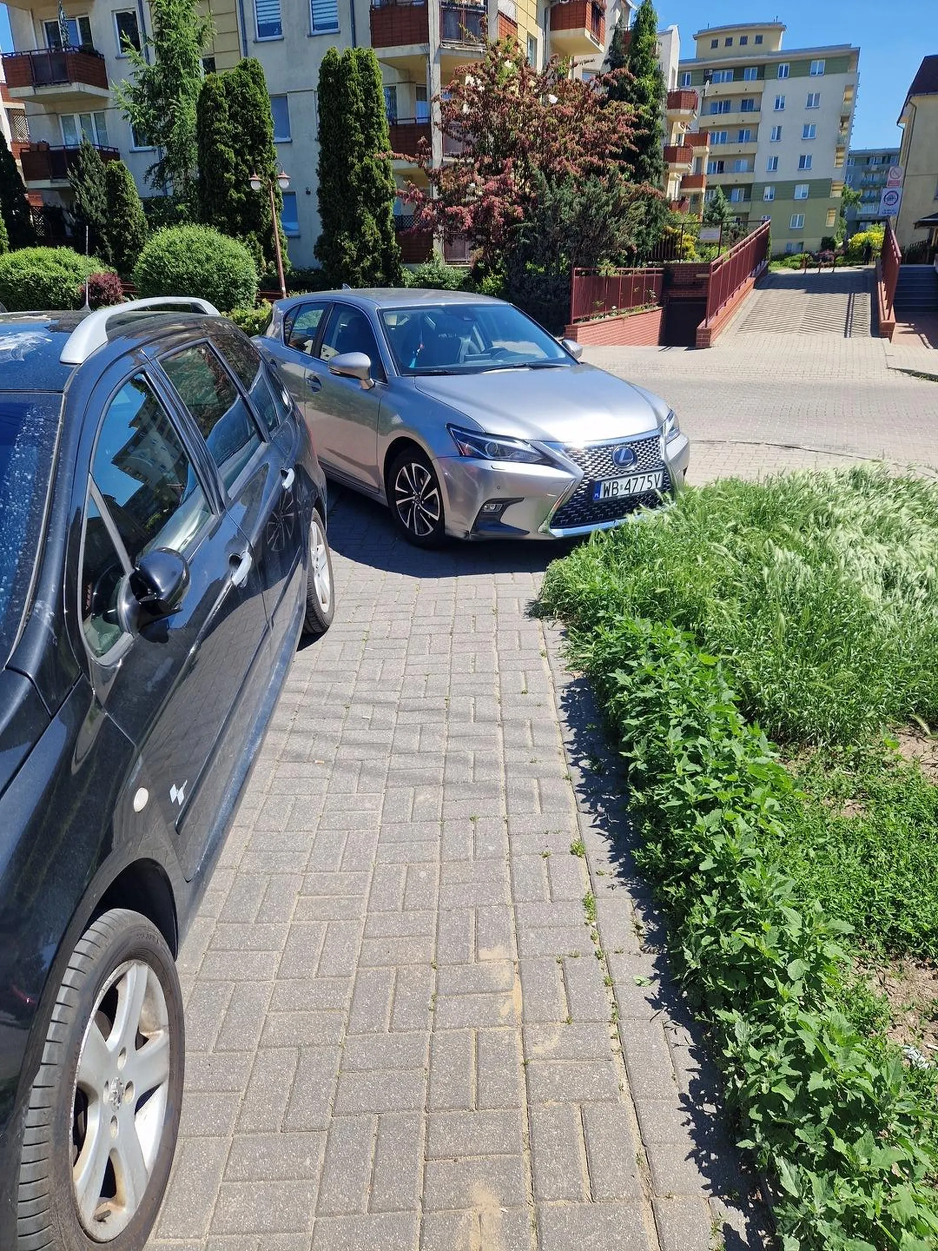 Pani nie umie parkować caly chodnik