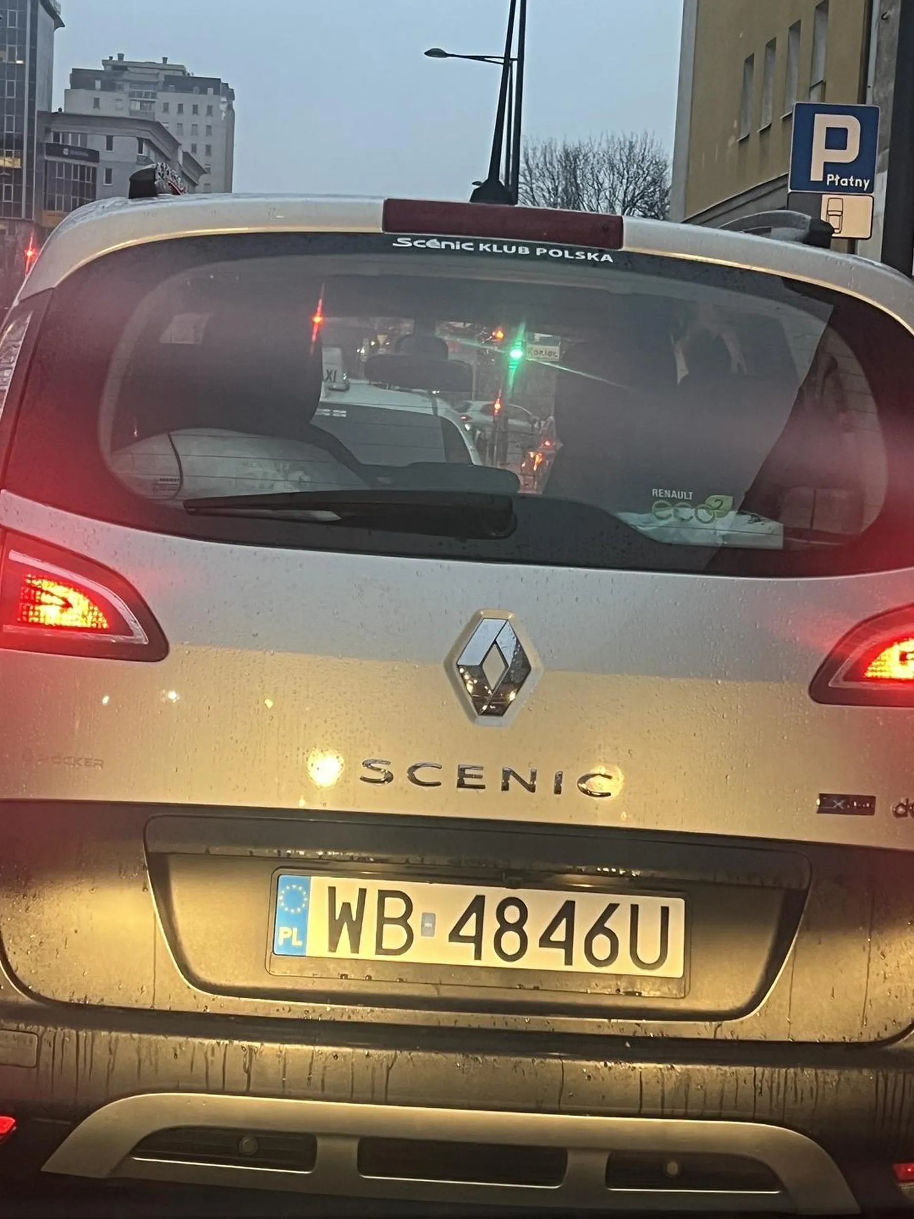 Typowy Janusz Cebula. Nie wiadomo, czy parkuje, czy włącza się do ruchu. O kierunkowskazach nie słyszał, prawko znalazł w śmietniku. I jeszcze się unosi i ma pretensje.