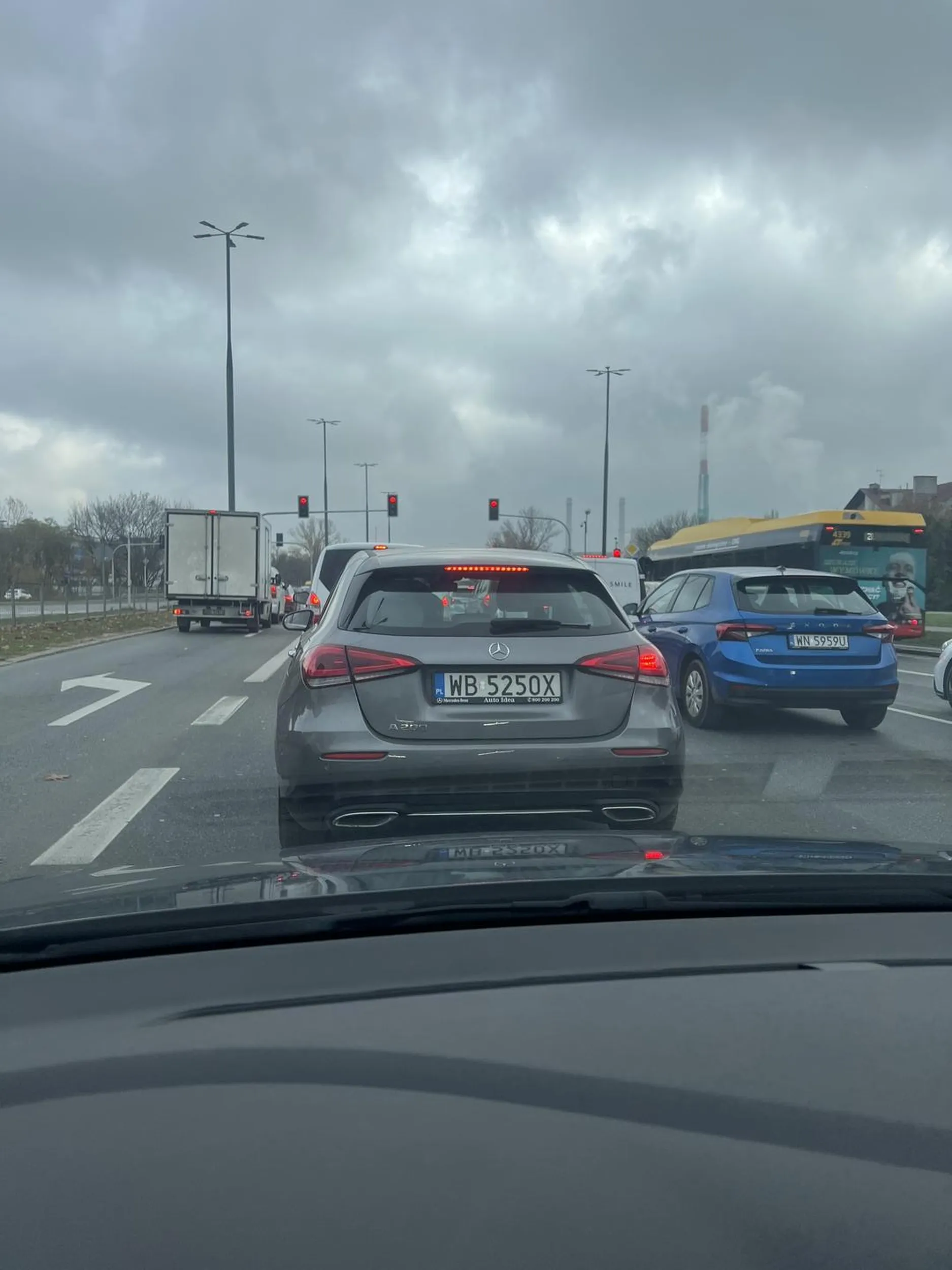 Śmierdziel ze schlaną mordą wyrzuca pety na ulicę, wstydź się