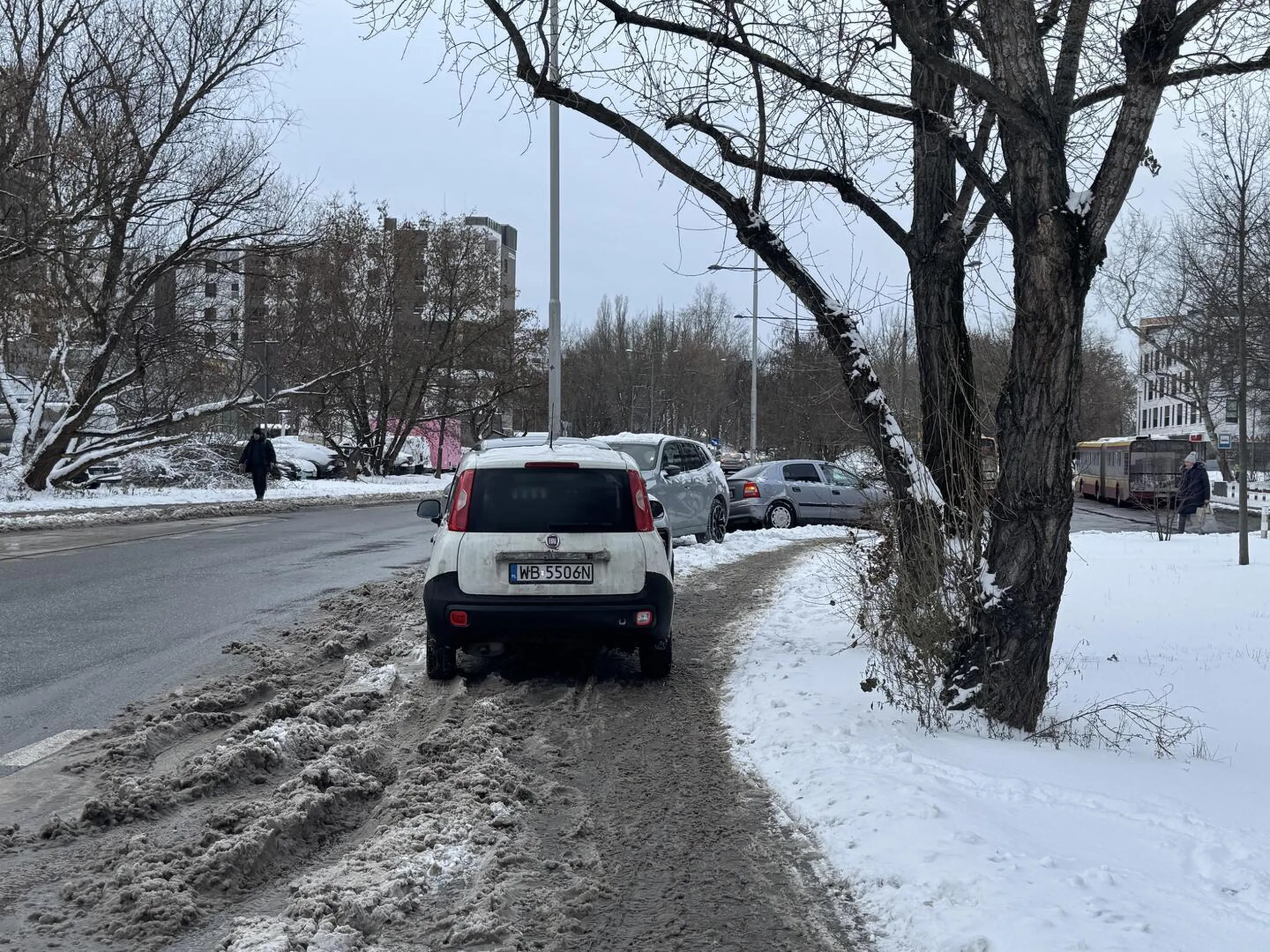 Parkuje bezmyślnie na przystanku zastawiając cały chodnik. Wie co robi, ale uprzejmą uwagę lekceważąco ignoruje. Ma innych ludzi gdzieś. Niech sobie niepełnosprawni, matki z dziećmi i resztą słabiutkie radzi sama.