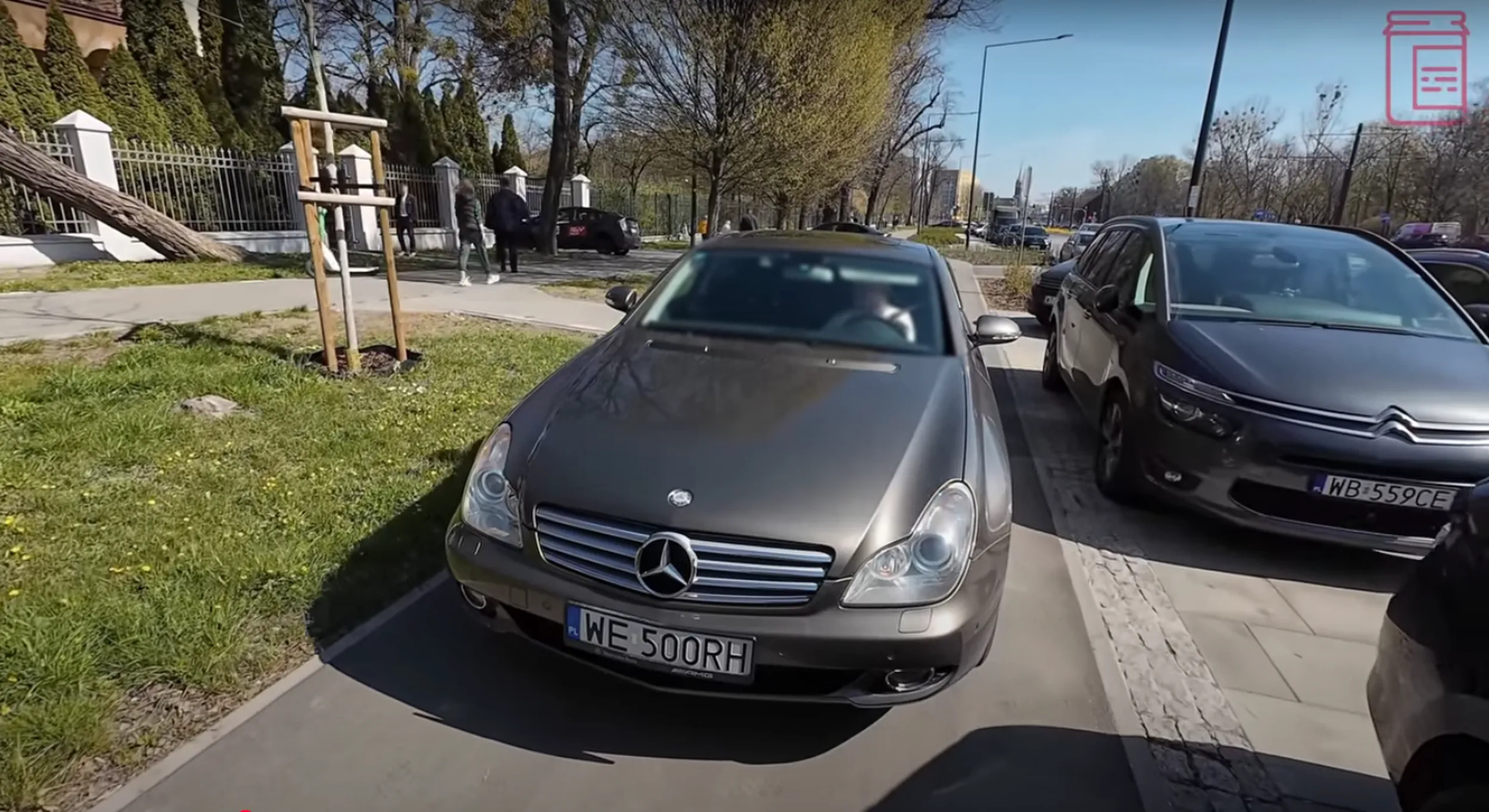 Parkowanie i jazda po chodniku/ścieżce dla rowerów