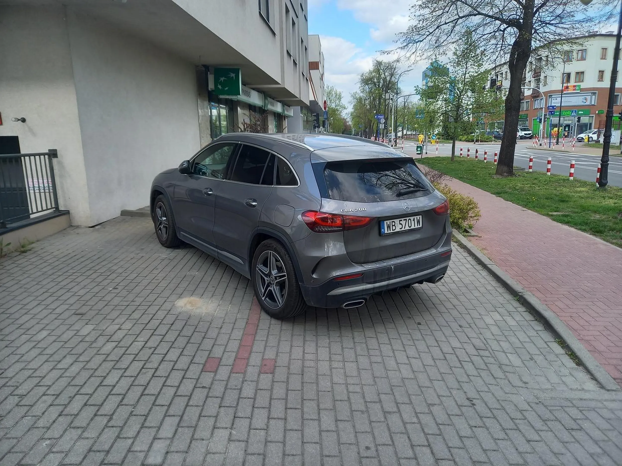 Dla tego kierowcy parking powinien mieć zawsze dwa miejsca.
