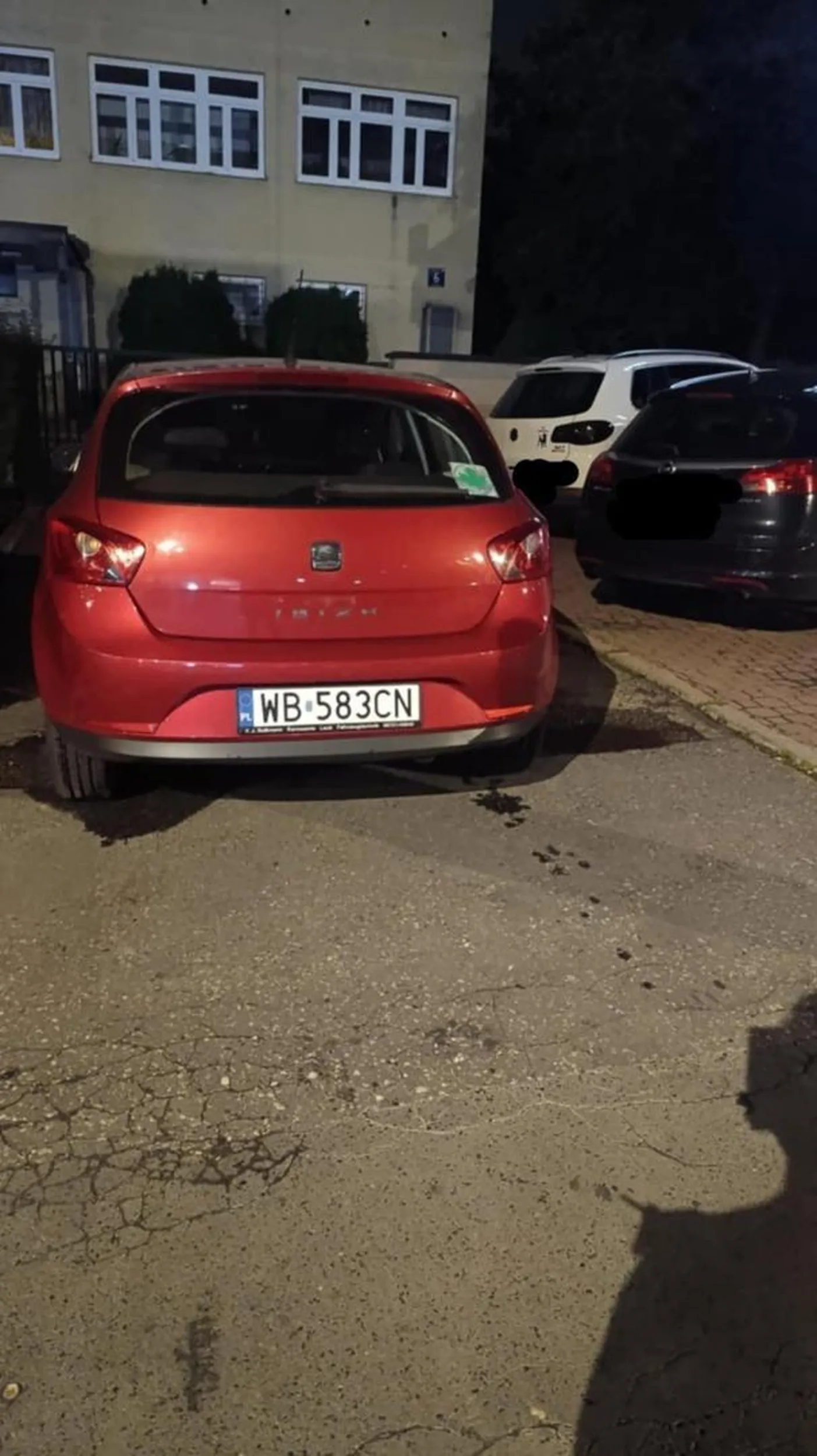 Brawo dla kierowcy! Tak zaparkować, zastawić innych i pójść nie wiadomo gdzie. Listek zobowiązuje ???