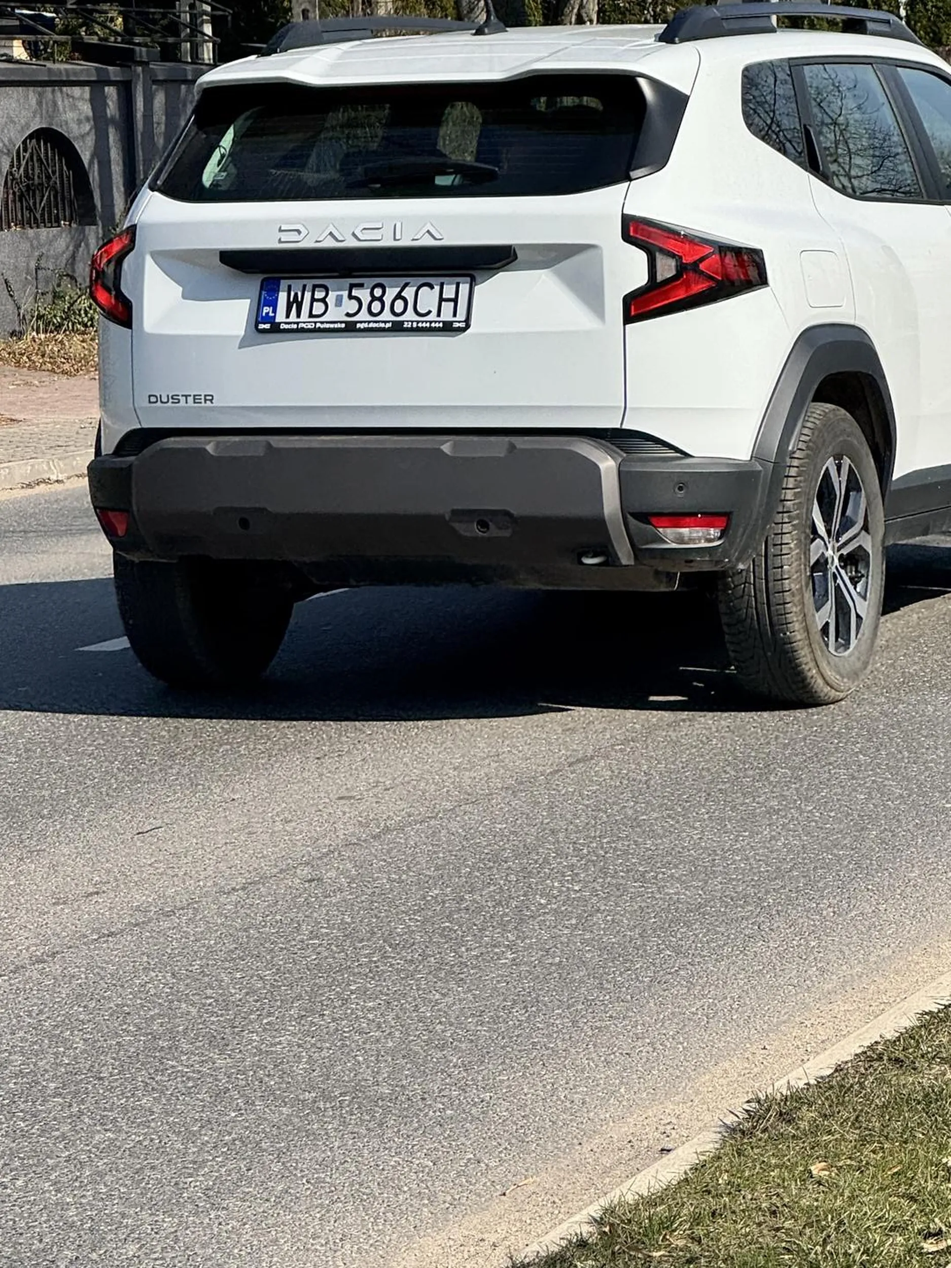 Baba okulary ma i slepa. Prawie potracila starsza pania na chodniku wyjezdzajac z parkingu basenu. Nie dosc ze prawie potracila to na dodatek zajela caly chodnik i sie bezczelnie gapila i szczerzyla jak glupia do sera