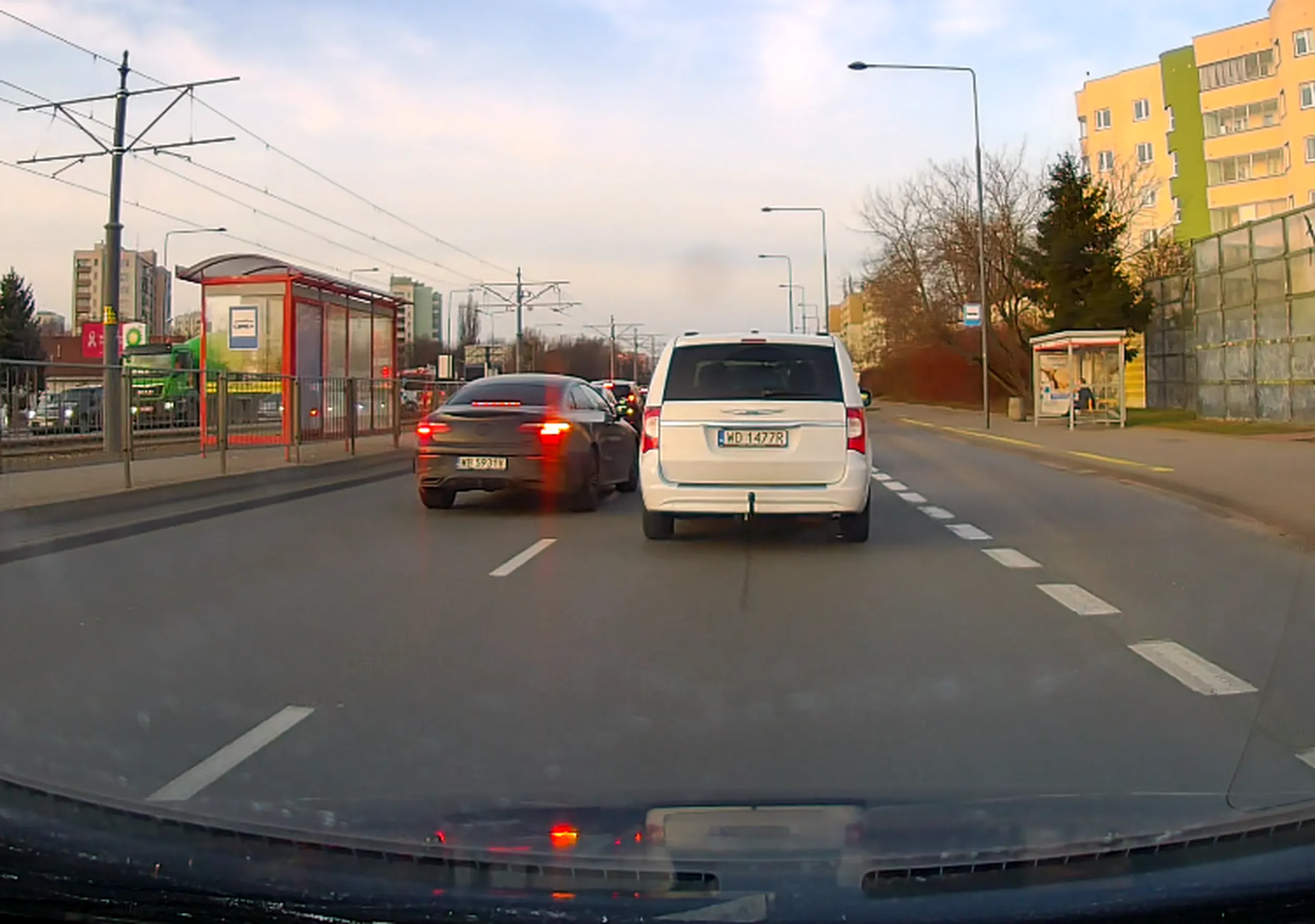 Tempa dzida wymusza kiedy widzi, że nie ma gdzie jechać dalej. Mało nie skasowała auta obok. włączyła kierunek i od razu zaczęła zjeżdżać na auto po prawej