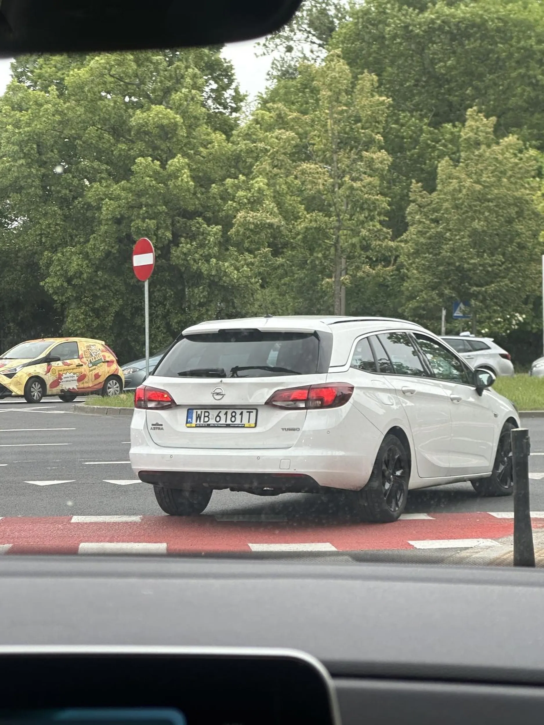 jedzie jak szalony, na czerwonym prawie potracil przechodzace dziewczynki