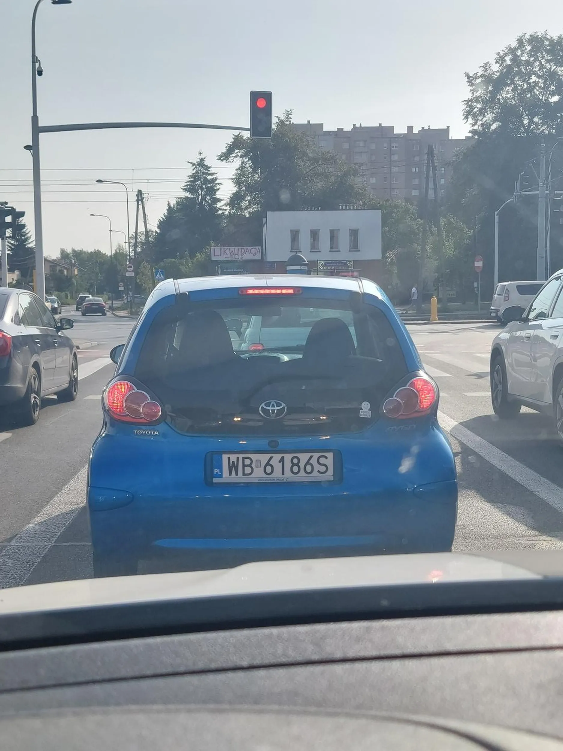 Naucz się zmieniać pas ruchu, nie przekraczaj linii ciągłej i używaj kierunkowskazu tępa gumo.