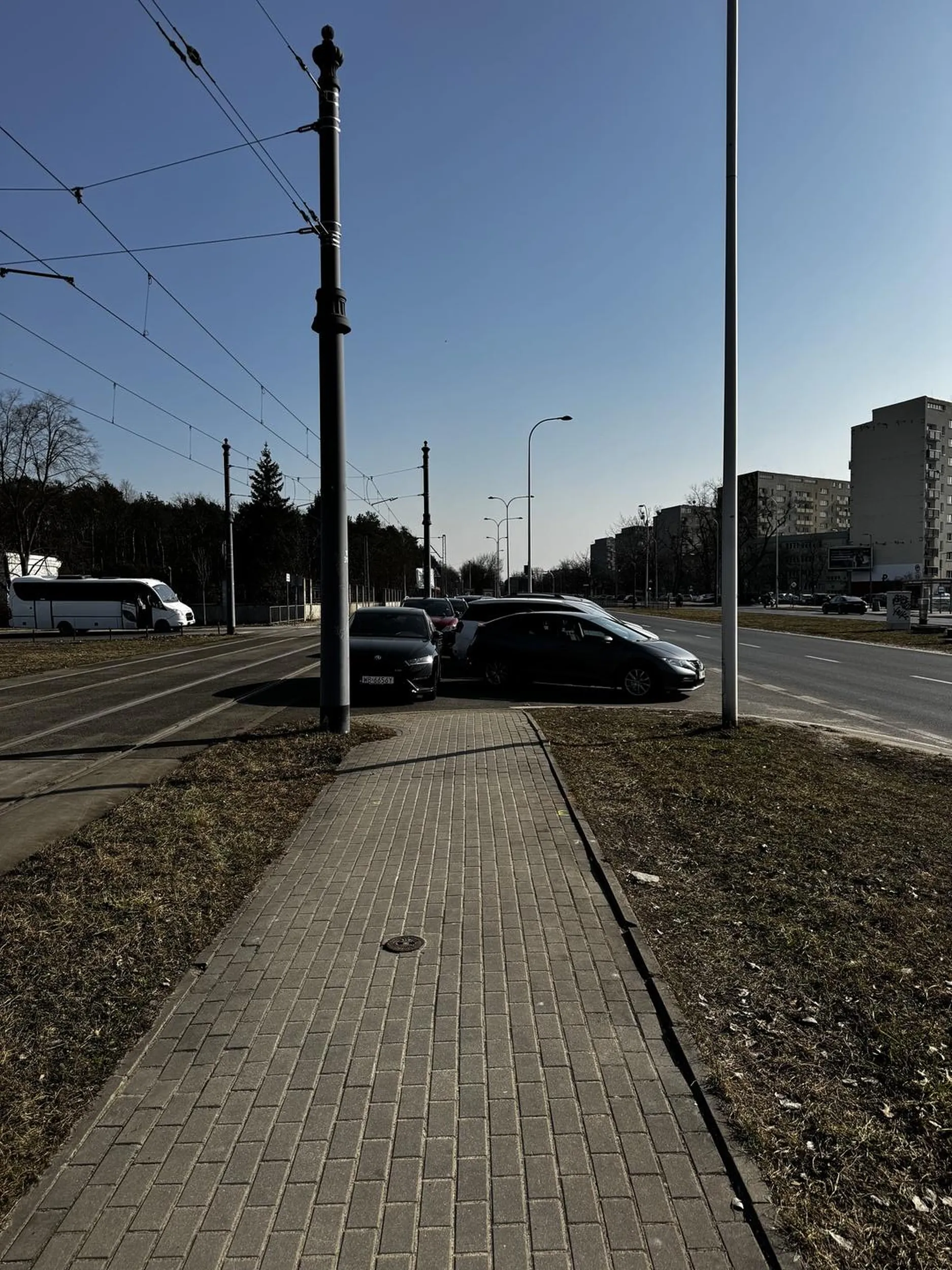 To teraz po torowisku czy ulicą pod prąd? Ameba umysłowa a za nią kolejne dwie.