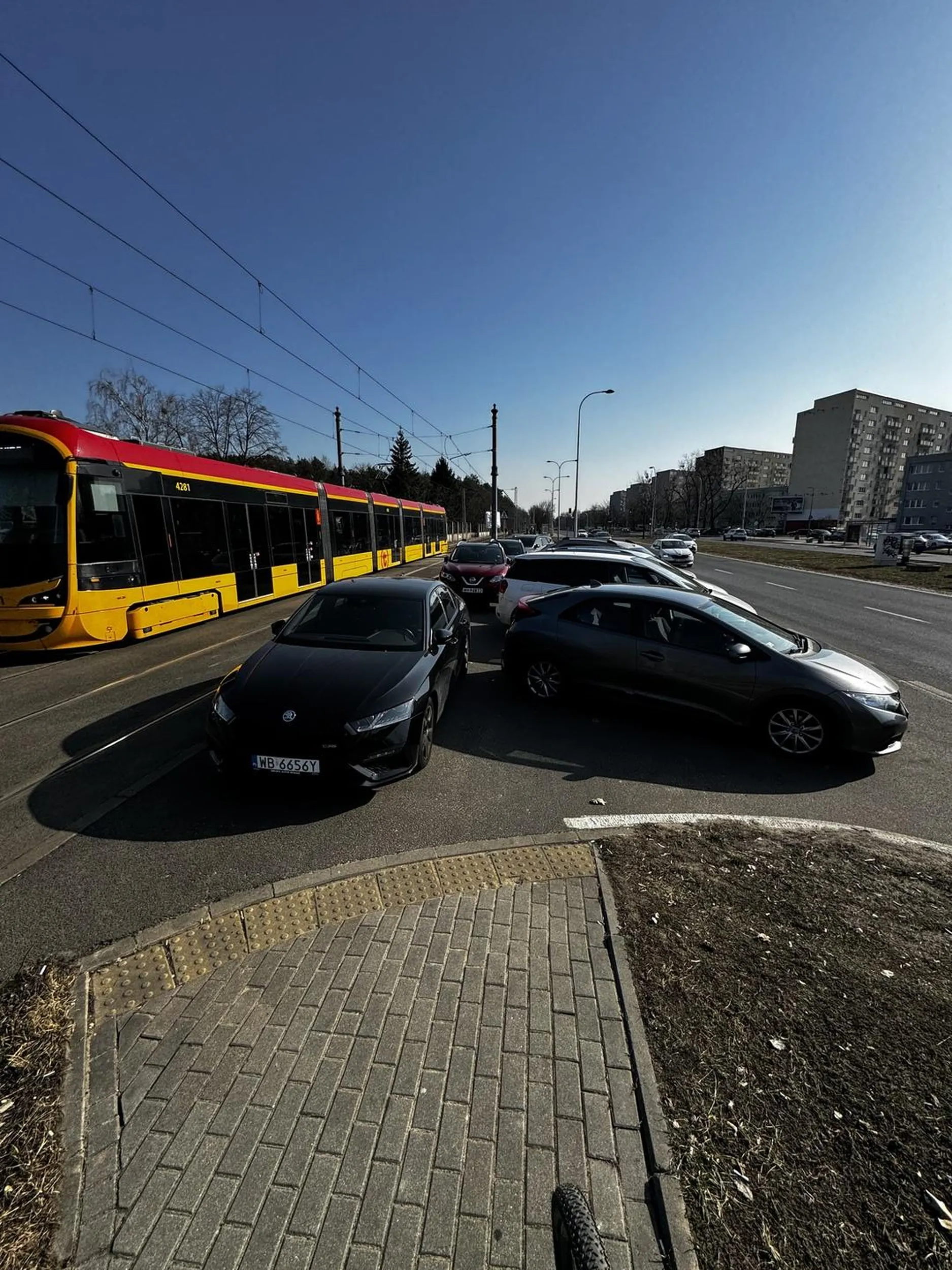 To teraz po torowisku czy ulicą pod prąd? Ameba umysłowa a za nią kolejne dwie.