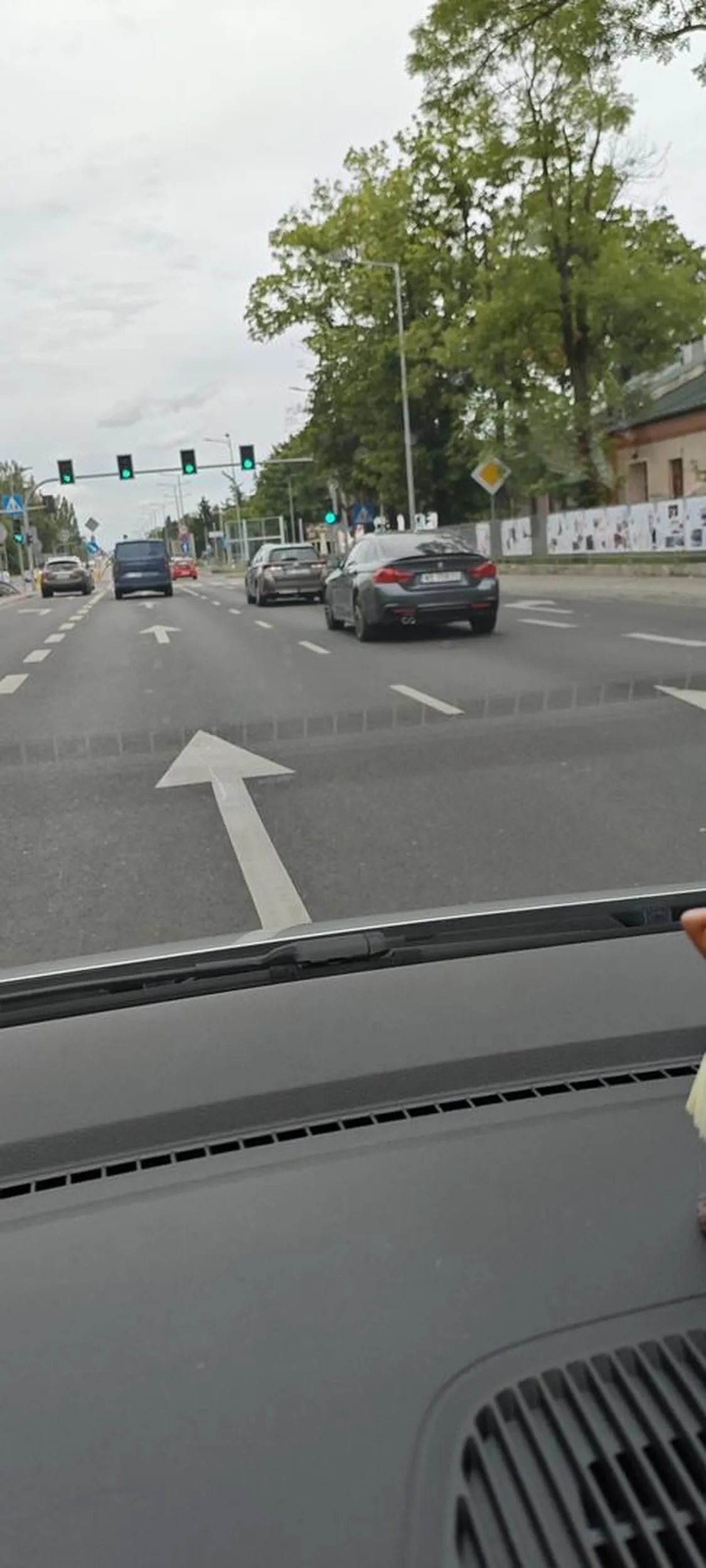 Typowy kierowca BMW z kompleksem małego członka. Wymuszanie pierwszeństwa, wciskanie się na pas ruchu oraz agresywna jazda... Stary a głupi